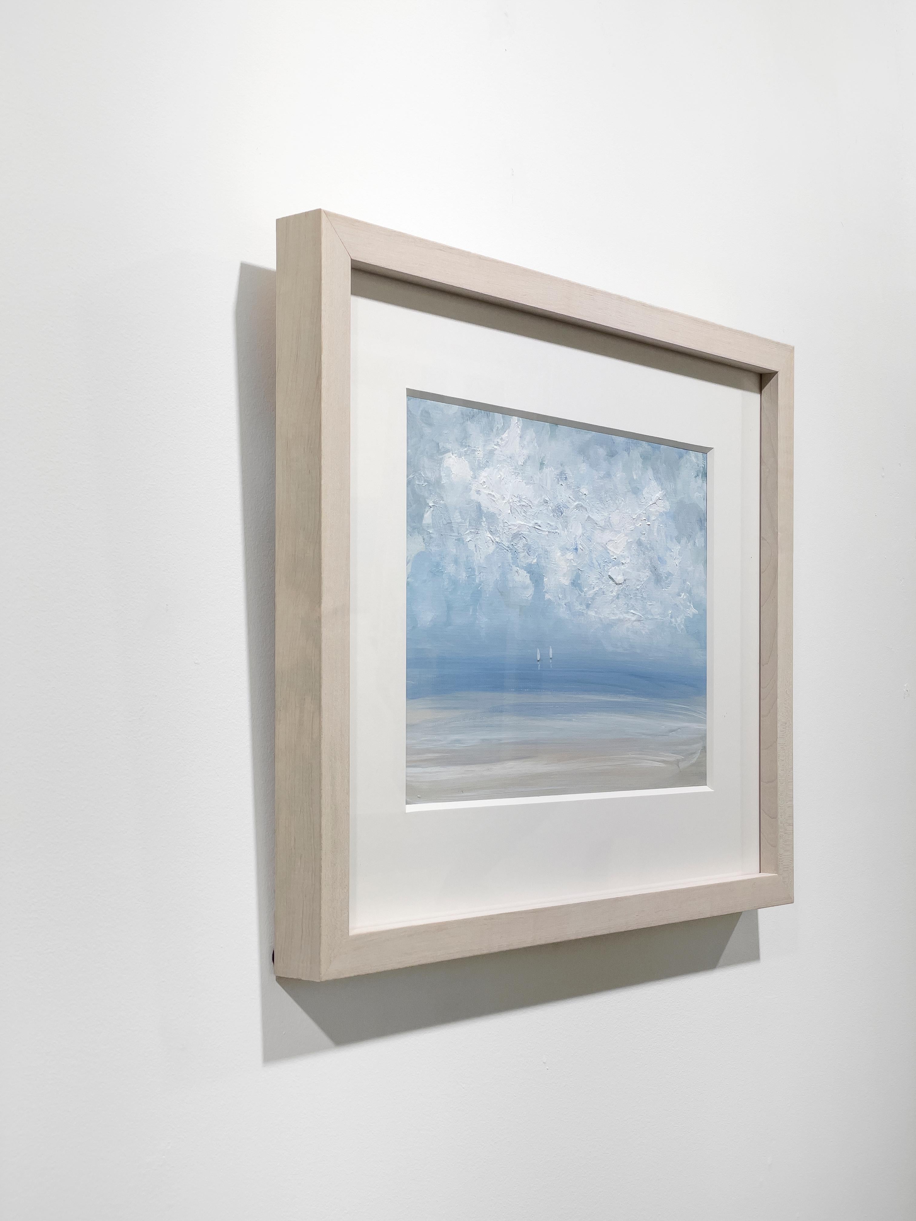 Cette peinture contemporaine de paysage marin par S.C. Aldo est réalisé avec de la peinture acrylique sur du papier Arches. Il représente une scène côtière légèrement abstraite avec un ciel bleu clair, des nuages abstraits texturés et deux petits