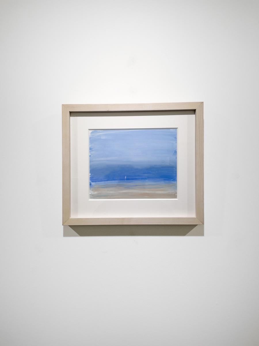 Dieses zeitgenössische Gemälde einer Meereslandschaft von S.C. Aldo ist mit Acrylfarbe auf Arches-Papier gemalt. Es zeigt eine abstrahierte Ansicht des Ozeans und der sandigen Küste im Vordergrund, wobei am Horizont ein kleines weißes Segelboot zu