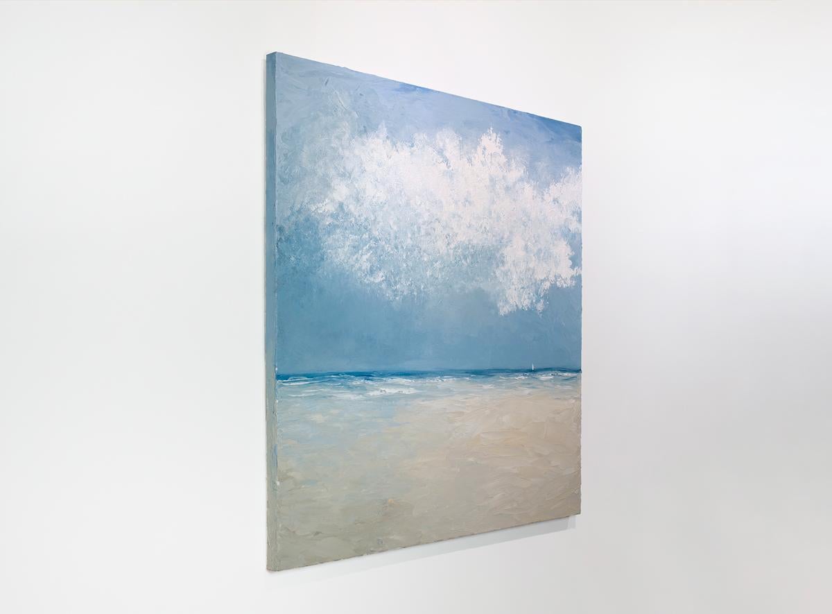 Este gran cuadro cuadrado de paisaje marino abstracto de S. Cora Aldo presenta una paleta de azules claros y fríos con tonos cálidos de arena en el gran primer plano de la composición. El cuadro capta una vista abstracta del agua desde una playa de