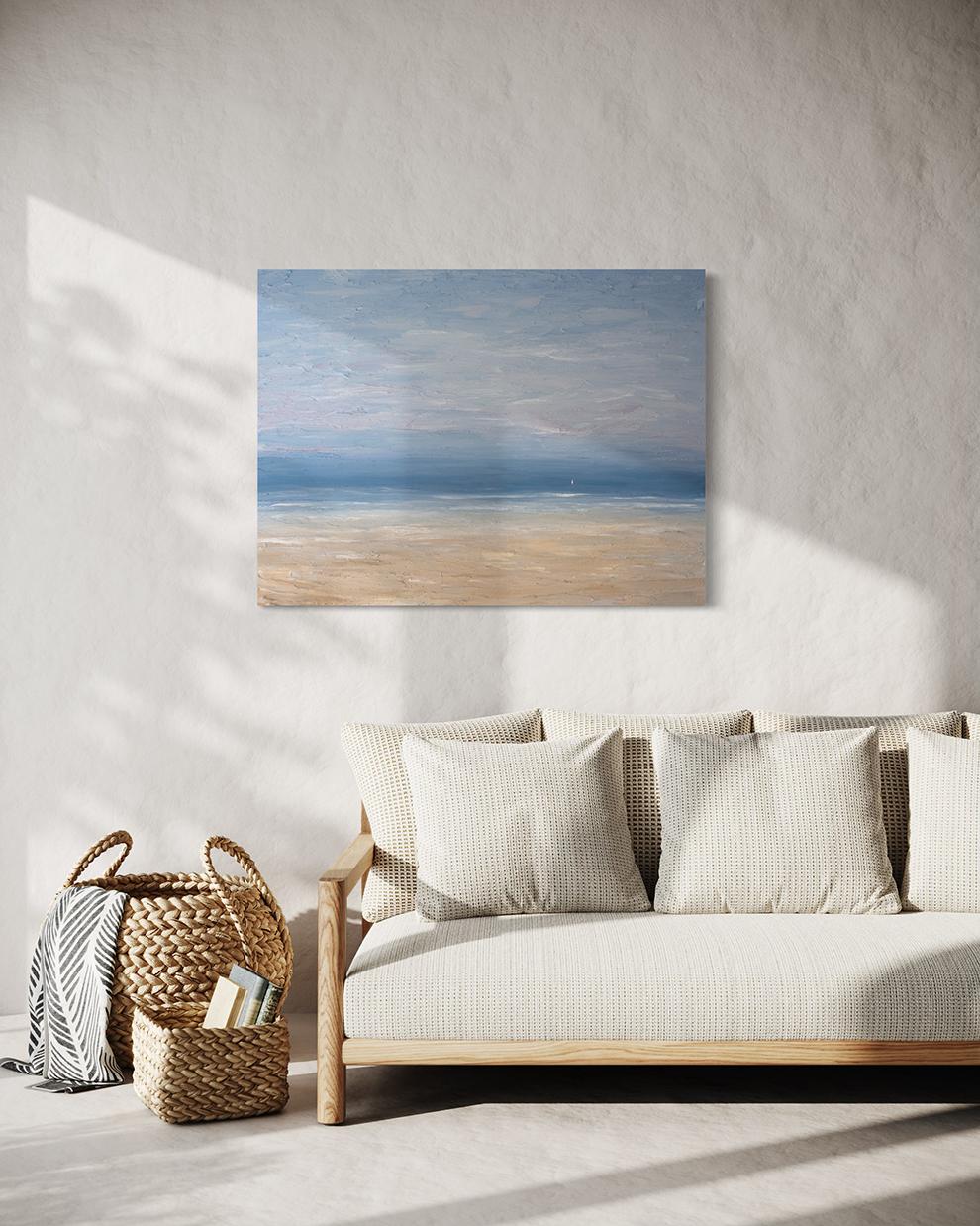 Cette peinture abstraite de paysage marin de S. Cora Aldo présente une palette de bleus clairs et froids avec des tons chauds de sable au premier plan de la composition. Le tableau capture une vue abstraite de l'eau depuis une plage de sable, avec