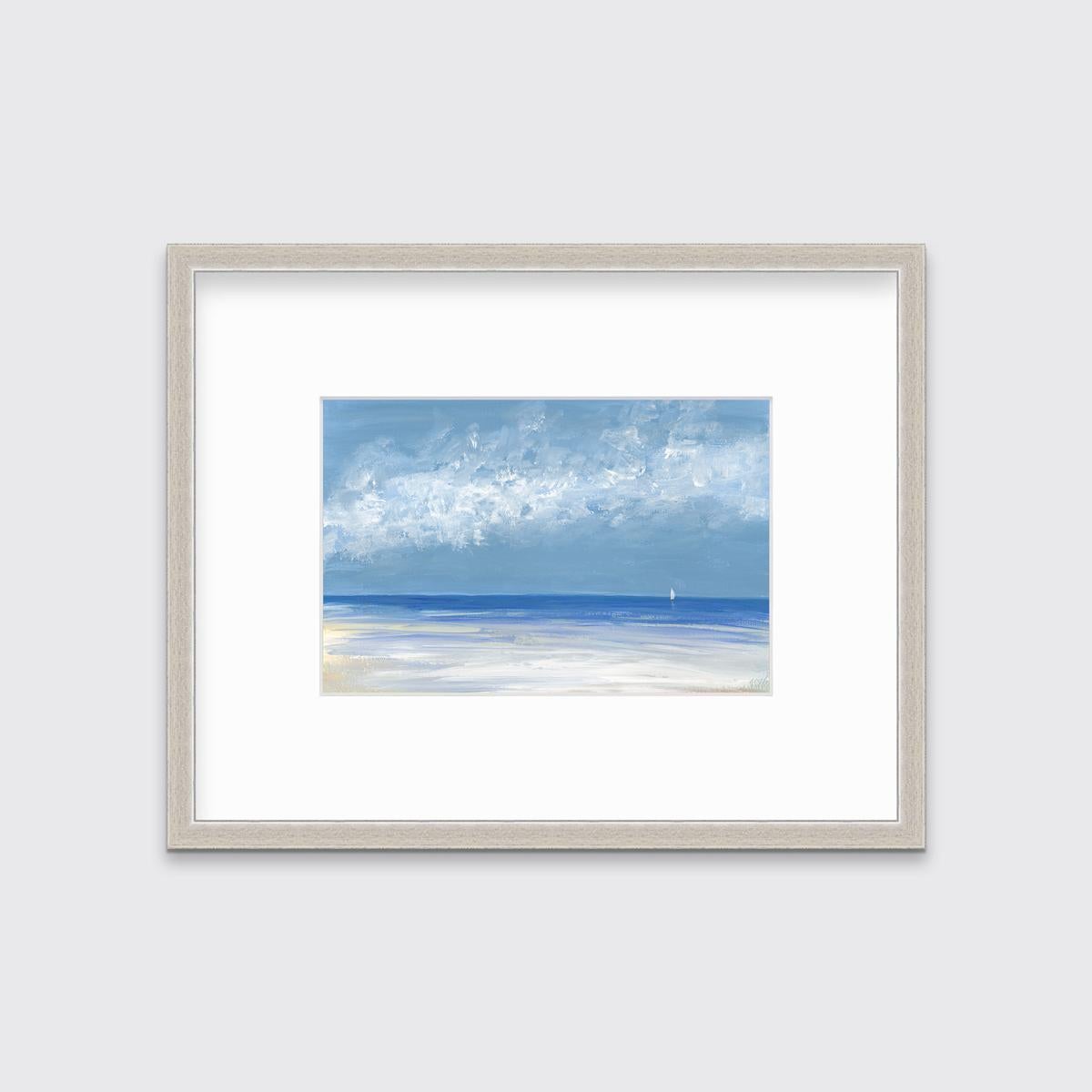 Ce paysage marin contemporain imprimé en édition limitée par A.I.C. Aldo représente une scène côtière avec un ciel bleu clair, des nuages abstraits et un petit voilier naviguant à l'horizon. 

Ce tirage en édition limitée est édité à 195