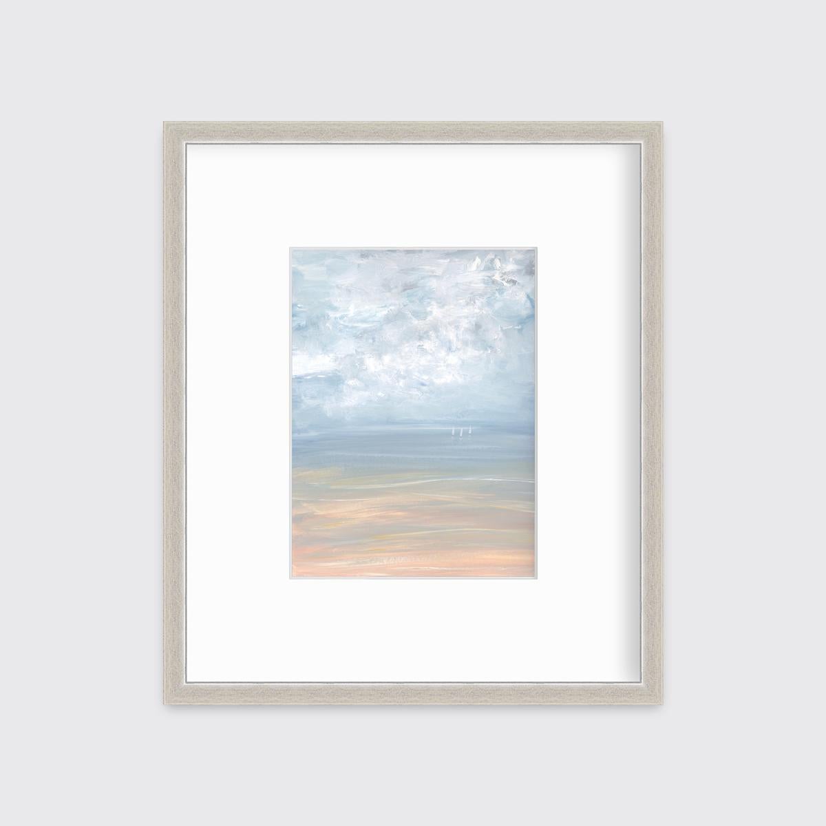Ce paysage marin contemporain imprimé en édition limitée par A.I.C. Aldo représente une scène côtière avec un ciel bleu clair, des nuages abstraits texturés et trois petits voiliers à l'horizon. 

Ce tirage en édition limitée est édité à 195