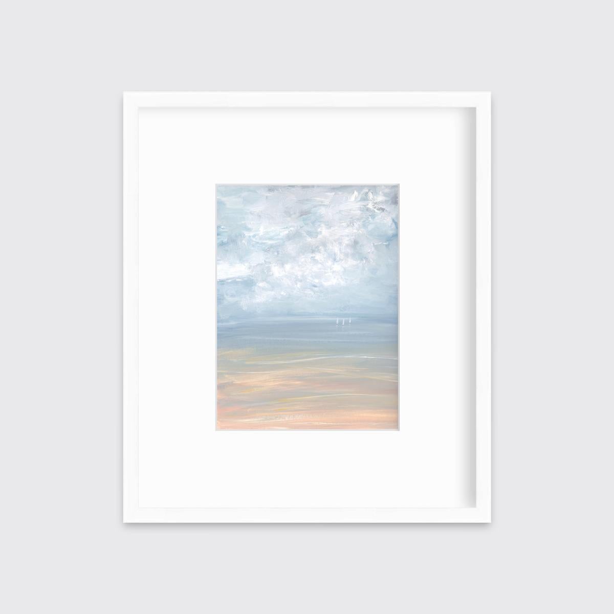 Questa stampa contemporanea di paesaggi marini in edizione limitata di S.C. Aldo presenta una scena costiera con un cielo azzurro, nuvole astratte e tre piccole barche a vela all'orizzonte. 

Questa stampa in edizione limitata ha una tiratura di 195