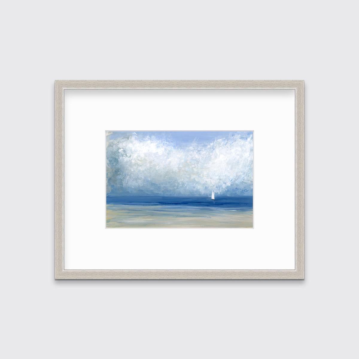 Cette estampe de paysage marin contemporain en édition limitée de A.I.C. Aldo présente une palette côtière fraîche. Elle représente une scène côtière légèrement abstraite avec un ciel bleu clair, d'épais nuages blancs abstraits et un petit voilier