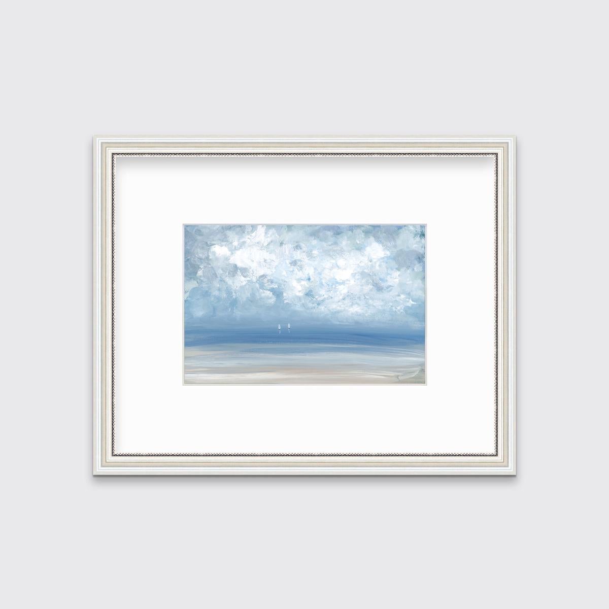 Diese zeitgenössische Meereslandschaft wurde in limitierter Auflage von S.C. gedruckt. Aldo zeigt eine leicht abstrahierte Küstenszene mit einem hellblauen Himmel, strukturierten abstrakten Wolken und zwei kleinen weißen Segelbooten, die in der Nähe