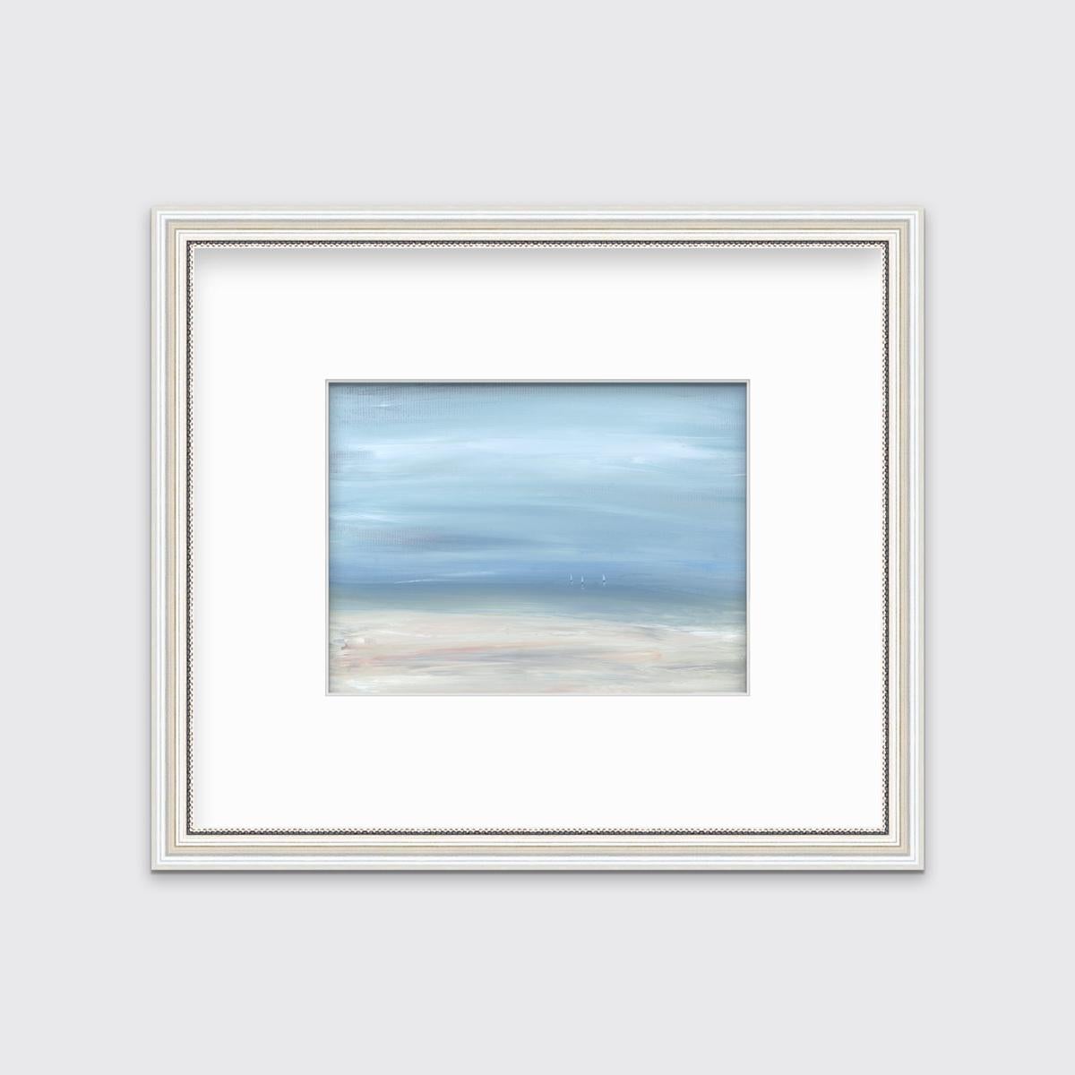 Este paisaje marino contemporáneo, grabado en edición limitada por S.C. Aldo presenta una escena costera con un cielo azul claro y tres pequeños veleros apenas visibles en el horizonte. 

Esta impresión de edición limitada tiene una tirada de 195