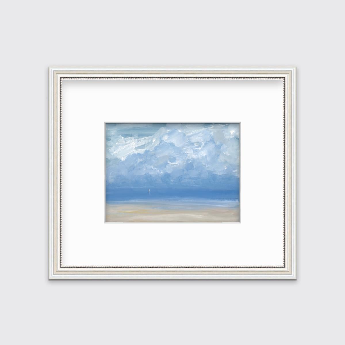 Ce paysage marin contemporain imprimé en édition limitée par A.I.C. Aldo capture une vue abstraite de l'océan avec des nuages lâches et expressifs dans le ciel et un petit voilier blanc visible à l'horizon. 

Ce tirage en édition limitée est édité à