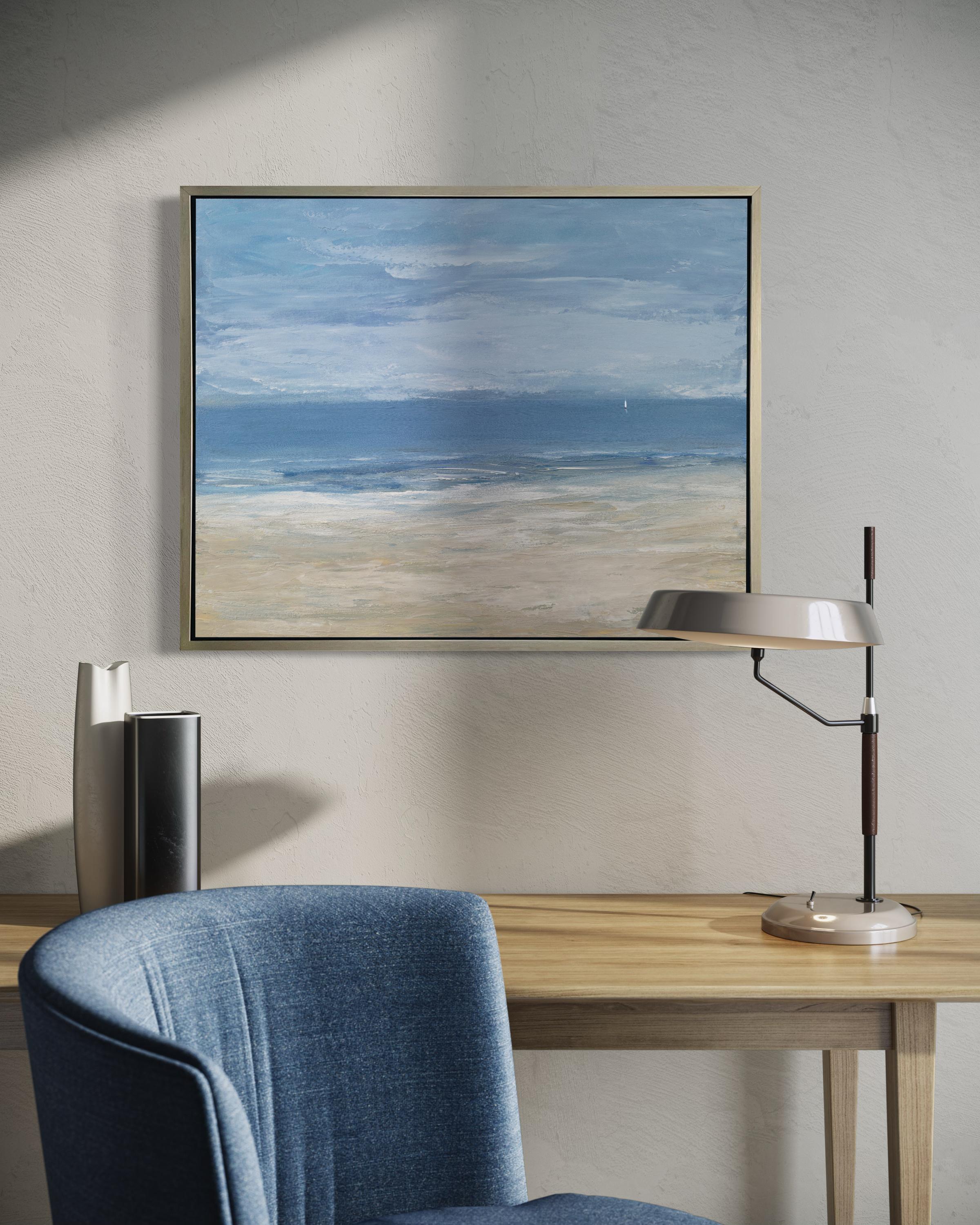 Cette estampe en édition limitée de S. Cora Aldo représente une vue impressionniste de l'océan. Les tons de sable s'étendent du bas de la composition et s'estompent vers un bleu sourd, avec des touches de blanc le long du début du rivage. Le ciel