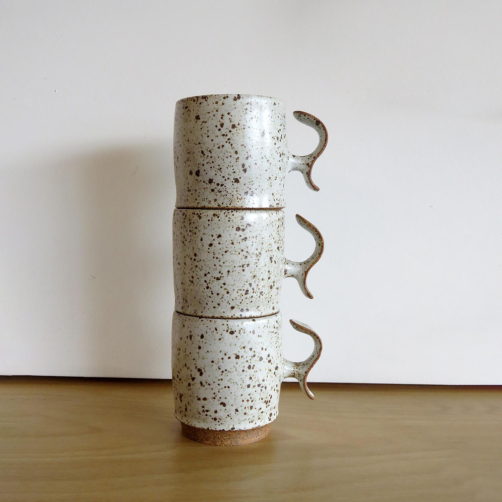 Vernissé Tasses à poignée en S de Jed Farlow en vente