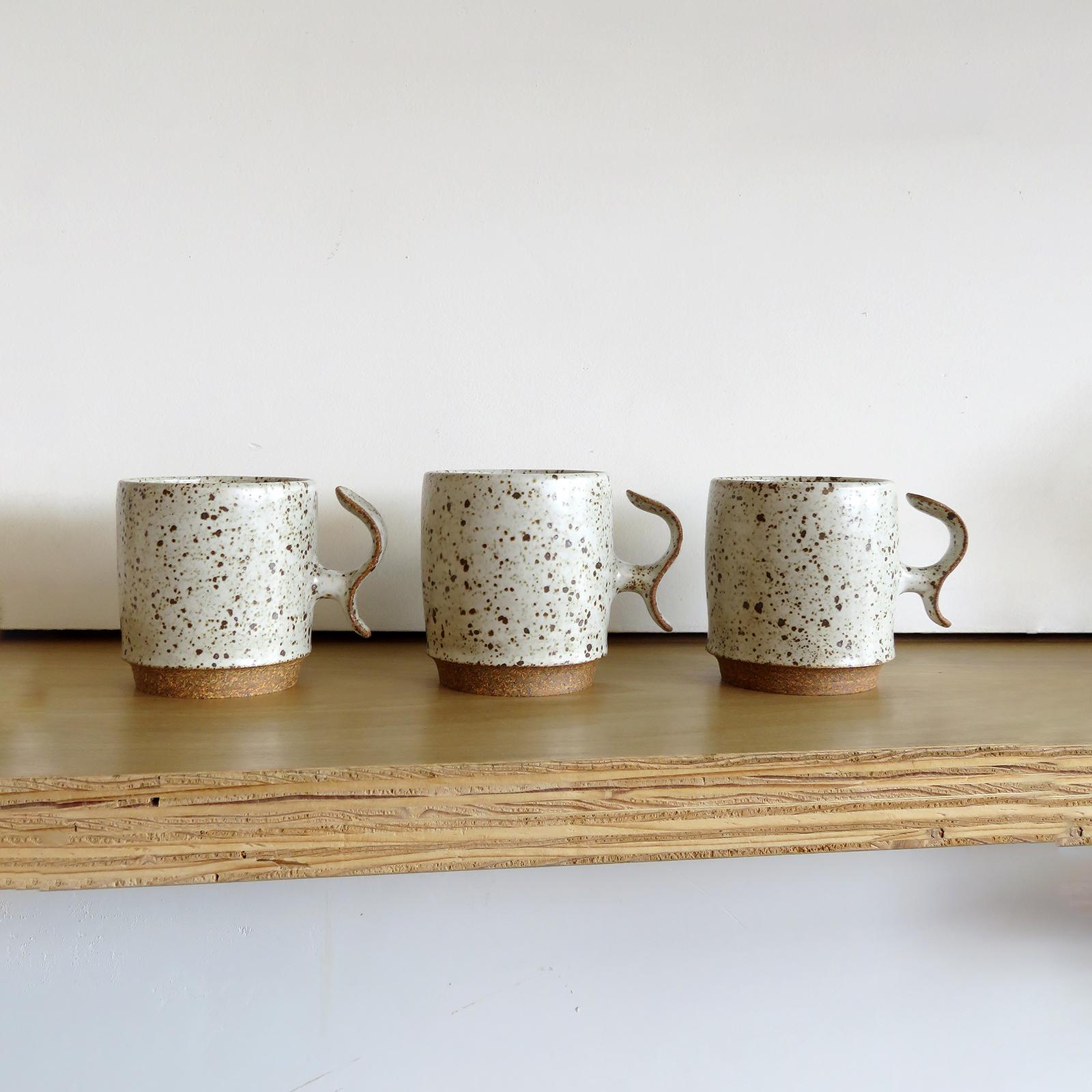 Tasses à poignée en S de Jed Farlow Neuf - En vente à Los Angeles, CA