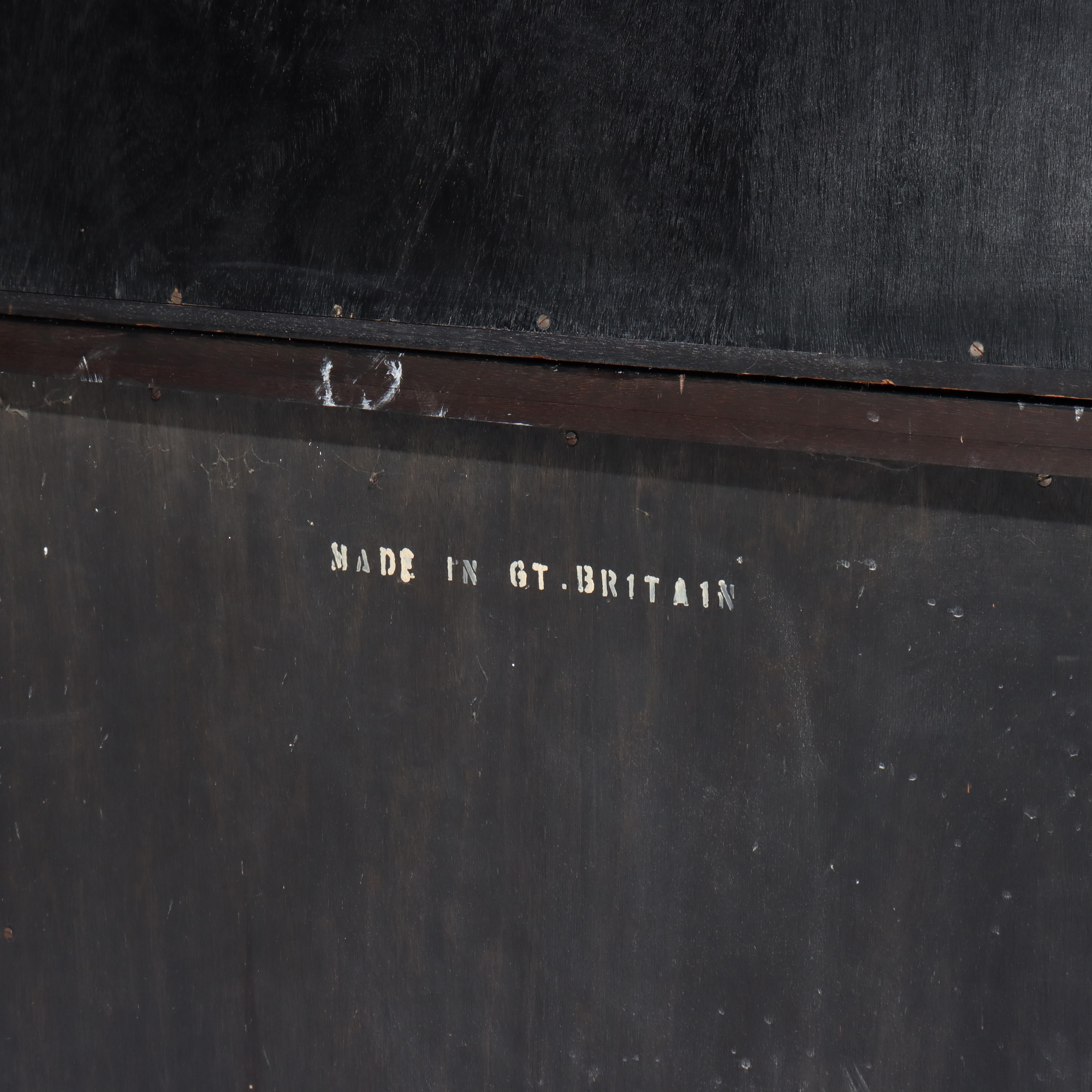 S. I. Hill & Co. Credenza inglese decorata a cineserie ebanizzata e dorata del 1930 ca. in vendita 13