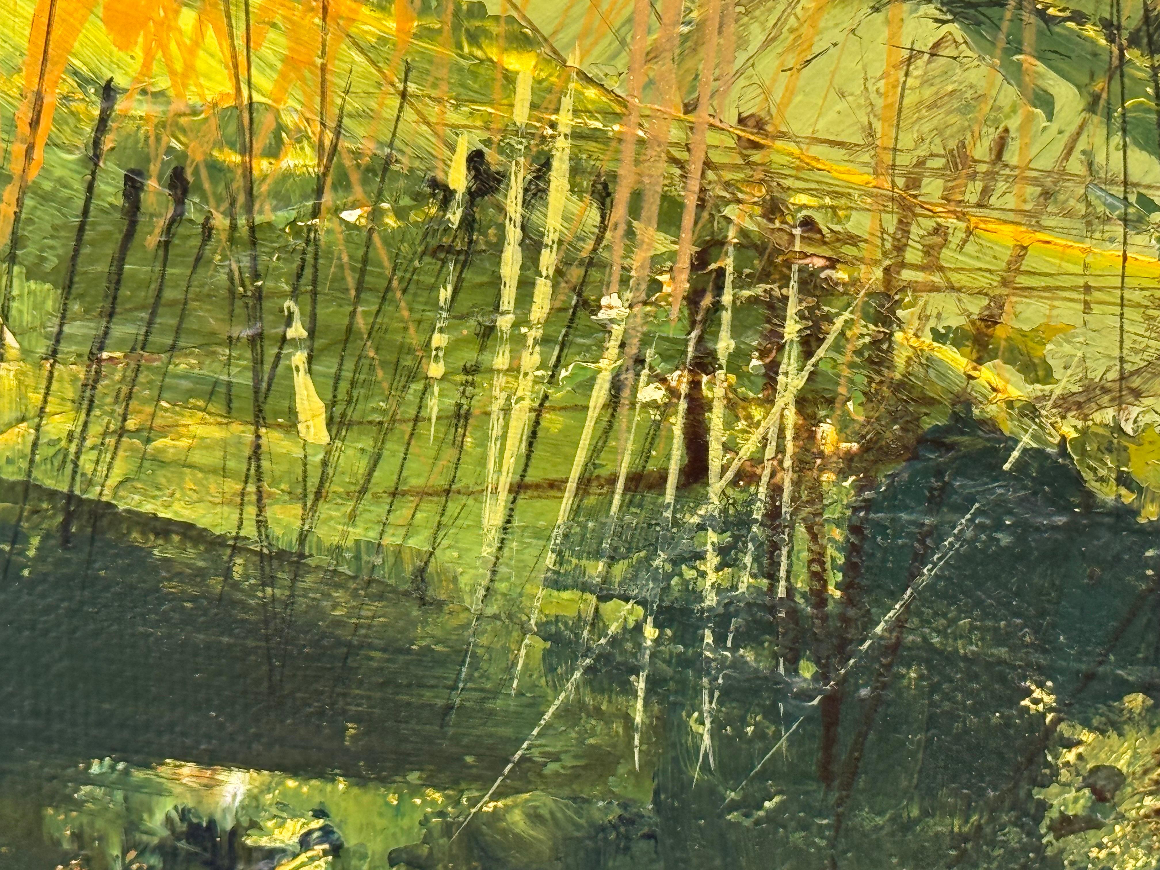 Grands pins riverains dans la campagne anglaise avec lumière rasante et eau en vente 8