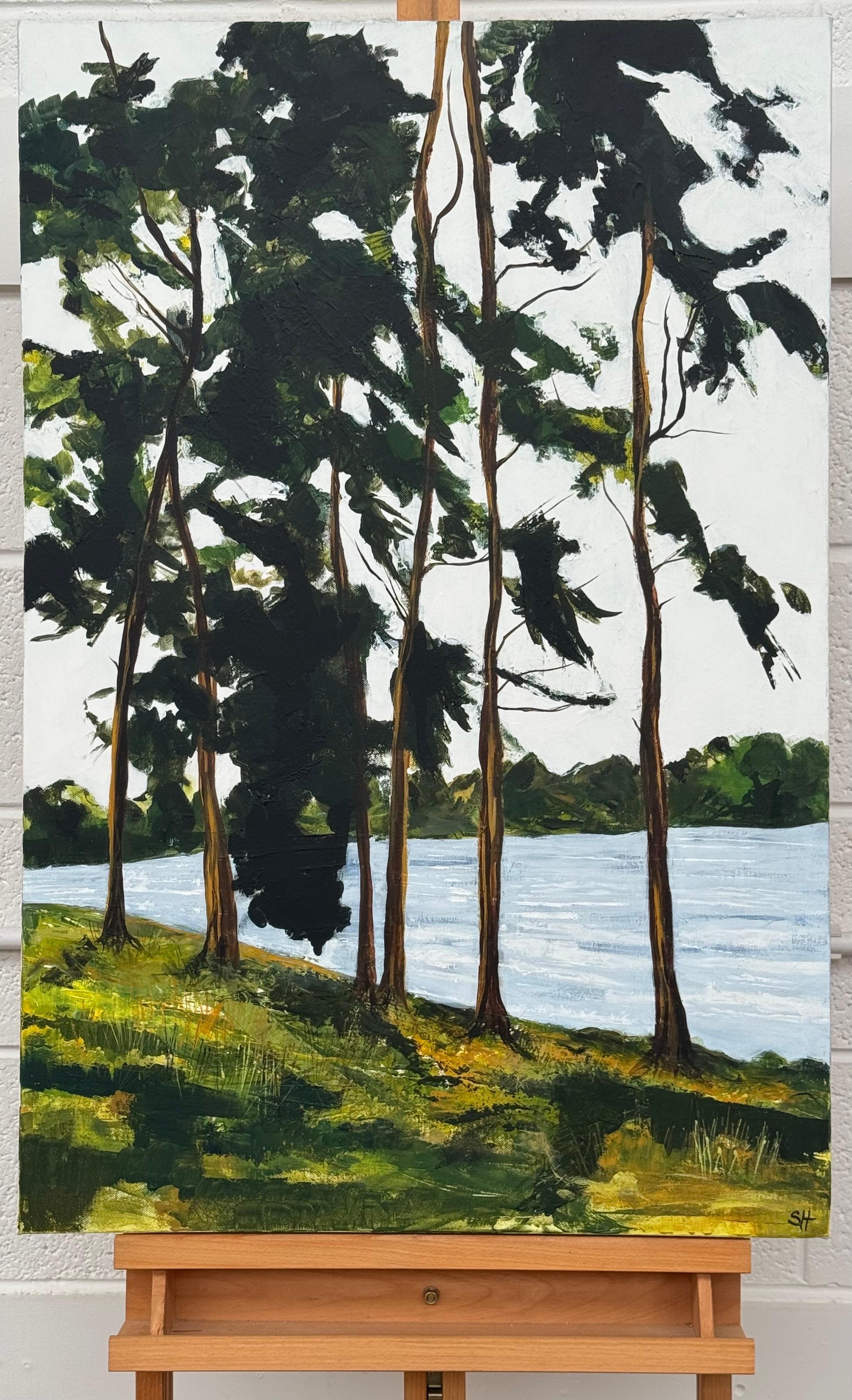 Grands pins riverains dans la campagne anglaise avec lumière rasante et eau - Painting de S Hollingworth