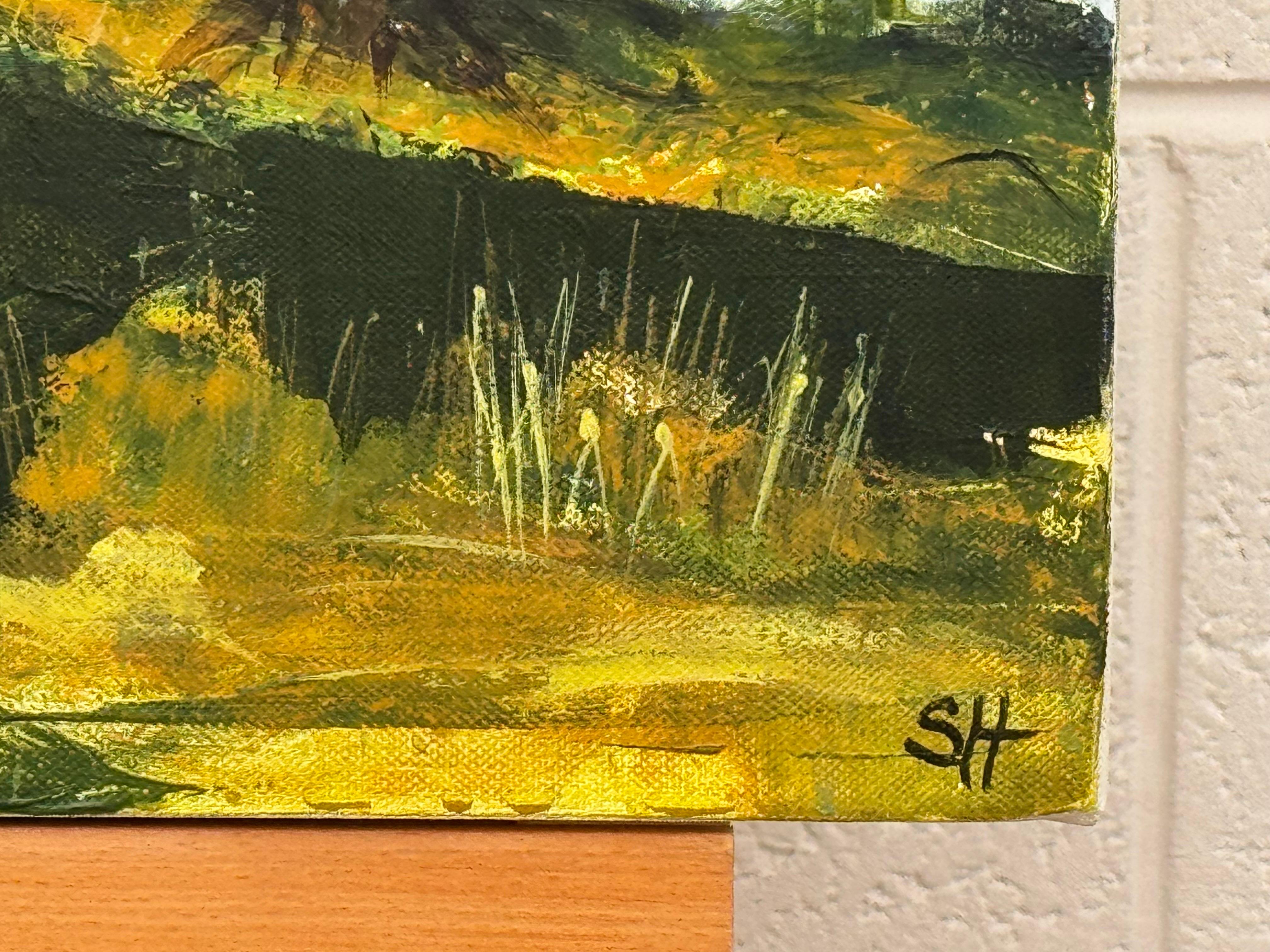 Grands pins riverains dans la campagne anglaise avec lumière rasante et eau - Noir Landscape Painting par S Hollingworth