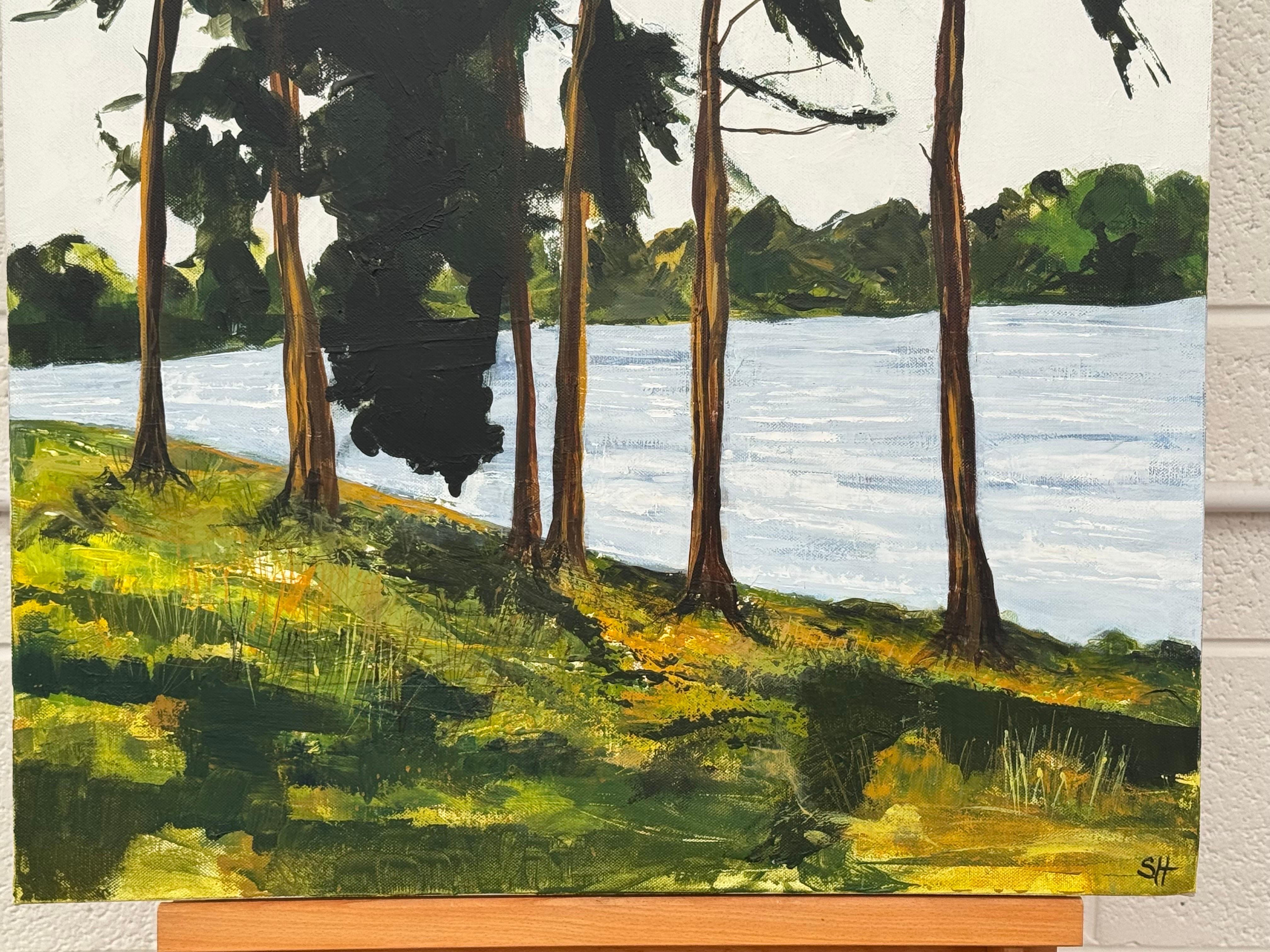 Grands pins en bordure de rivière dans la campagne anglaise, avec en toile de fond la lumière rasante et l'eau scintillante, par un artiste britannique contemporain. 

L'œuvre d'art mesure 24 x 36 pouces
(Toile non encadrée)
Signé, original,