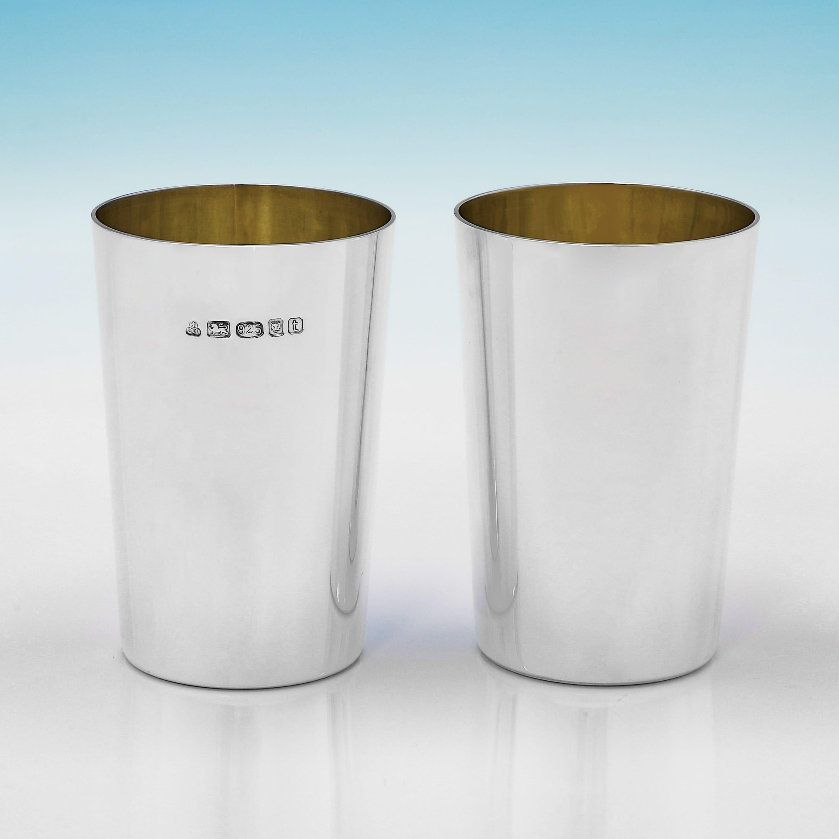 Con marchio a Londra nel 2018 da S.J. Phillips, questo bel set di 8 tazze in argento Sterling Mint Julep, risalenti al periodo di Elisabetta II, hanno una forma affusolata, uno stile semplice e interni dorati. Ciascuna tazza Mint Julep misura 4,25