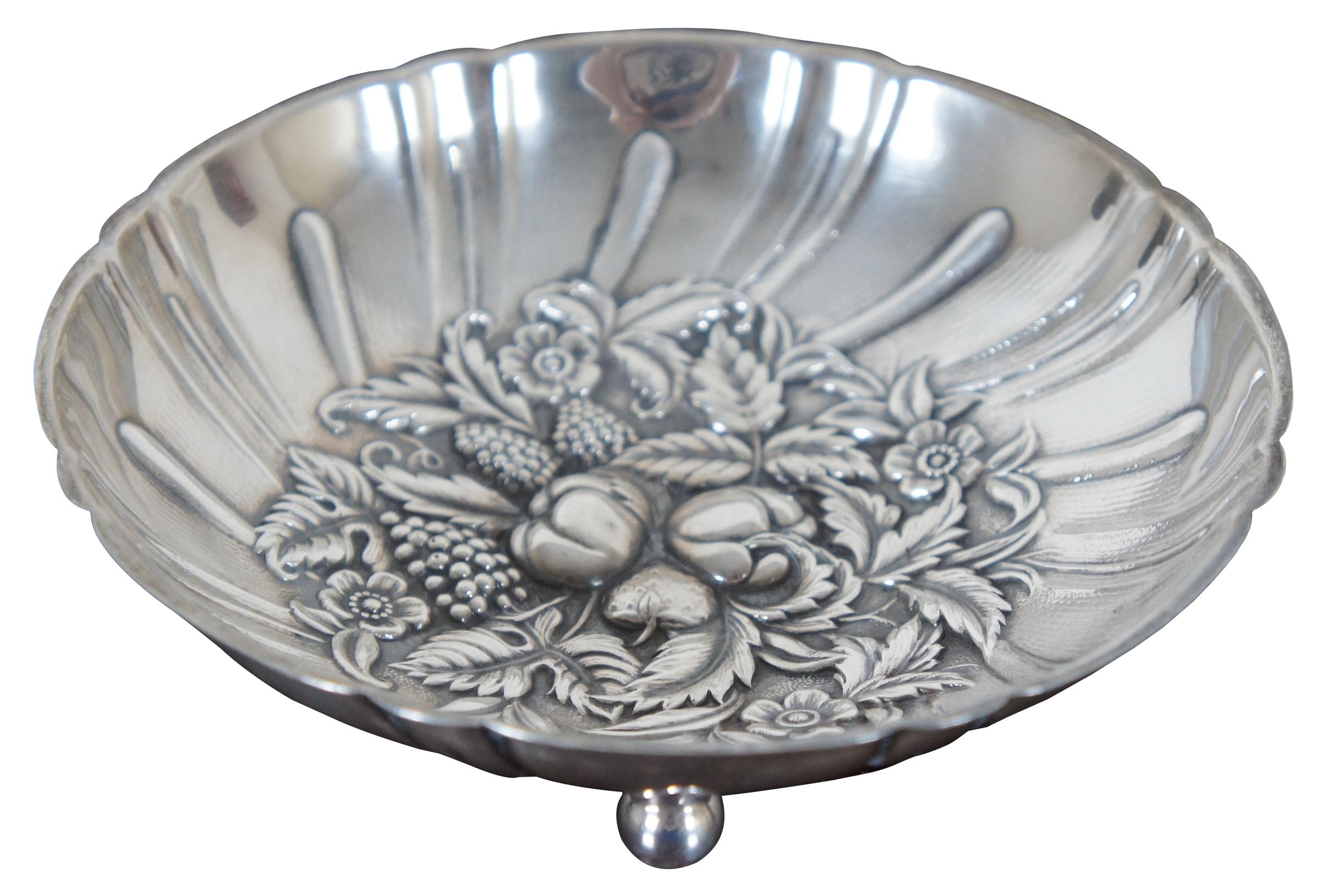 Antique Samuel Kirk & Son number 431 sterling silver .925 repousse berry or nut dish with bun feet and molded fruit and flowers.

Measures: 5.75” x 1.5” / approximately 160 g (Diameter x height/weight).