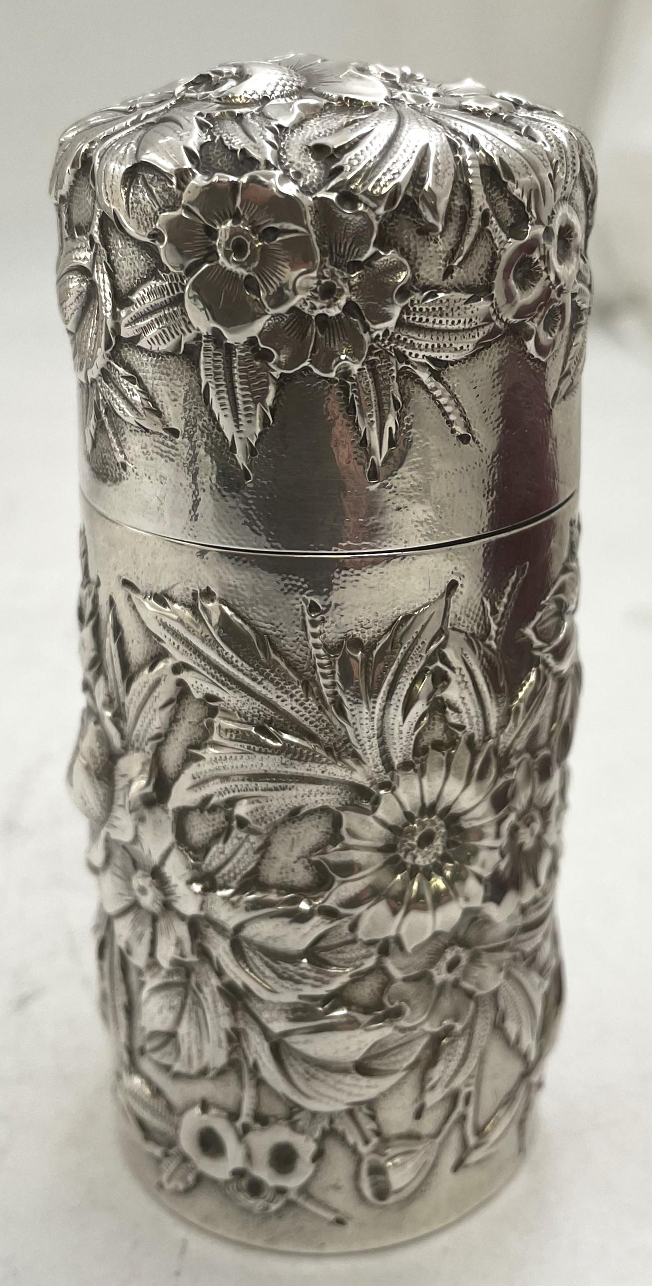 S. Kirk & Son & Co. in argento sterling con motivo repousse, ornato da motivi floreali e naturali, realizzato tra il 1903 e il 1924. Misura 4 1/8'' di altezza per 1 3/4'' di diametro alla base e reca i marchi come mostrato. 

L'importante azienda