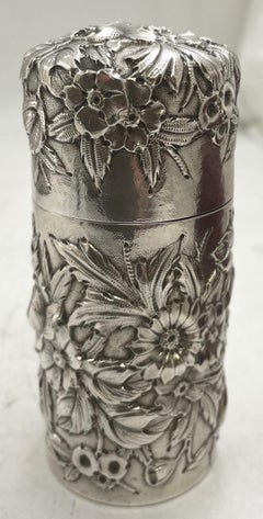 S. Kirk & Son & Co. Besamim en argent sterling repoussé, avec boîte à pointes, 1903-1924