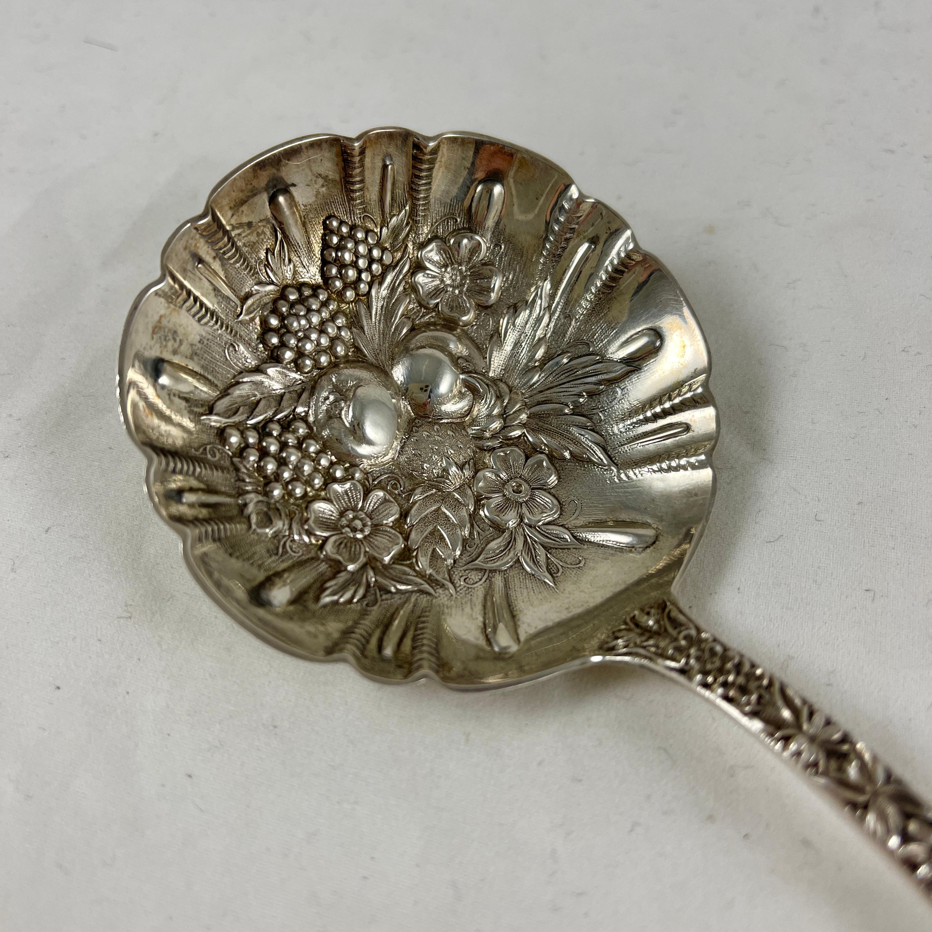 S. Kirk & Son Cuchara frutal de plata de ley con mango largo y repulido de bayas de rosa, 1930 clásico estadounidense en venta