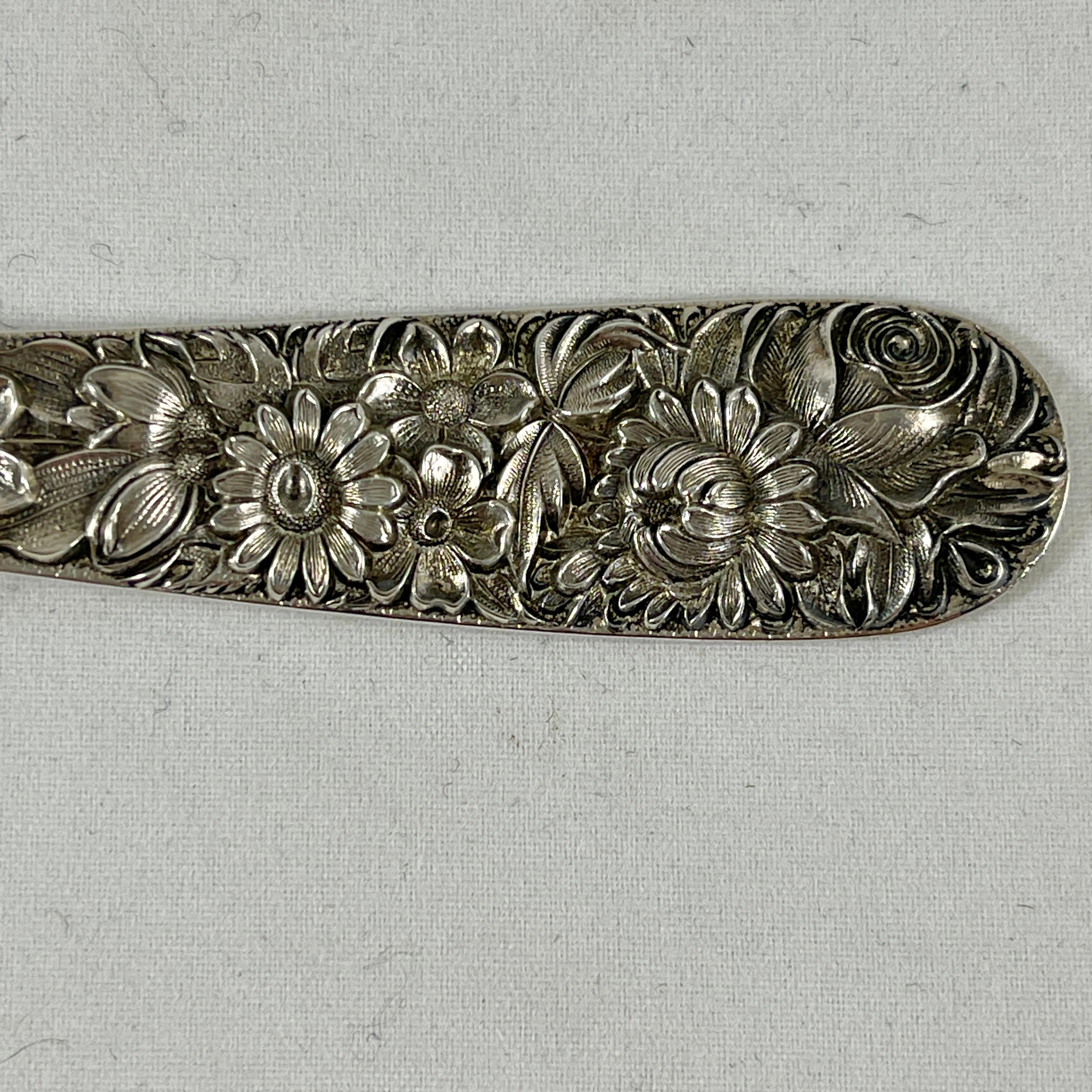 S. Kirk & Son Cuchara frutal de plata de ley con mango largo y repulido de bayas de rosa, 1930 Estadounidense en venta