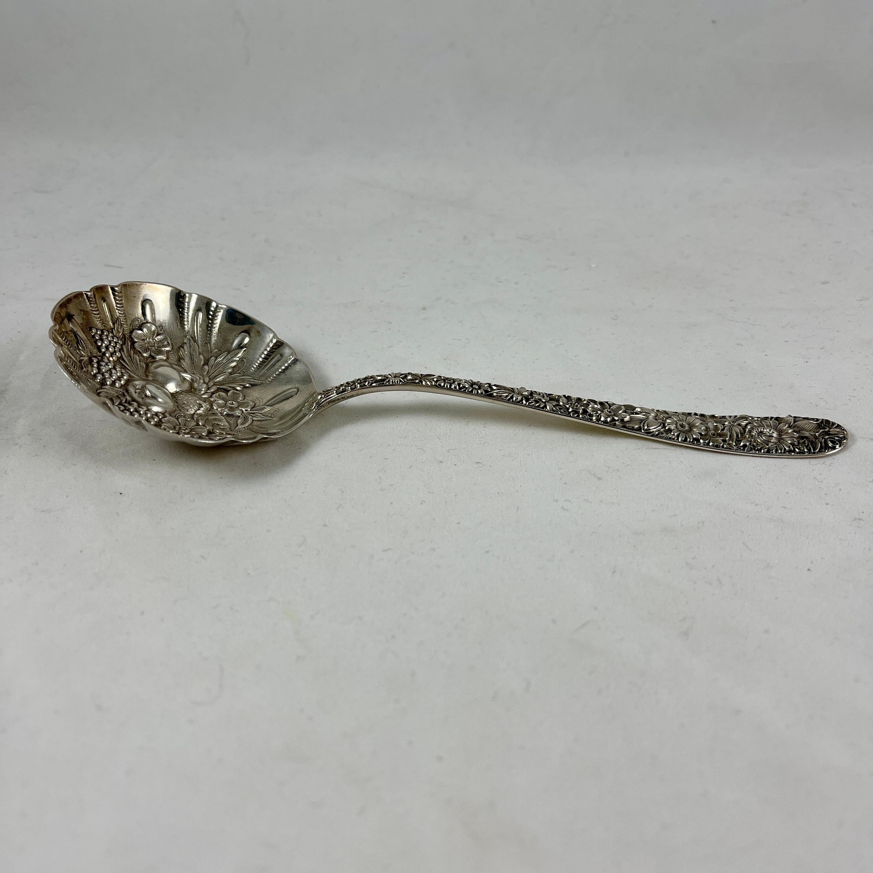 S. Kirk & Son Cuchara frutal de plata de ley con mango largo y repulido de bayas de rosa, 1930 siglo XX en venta
