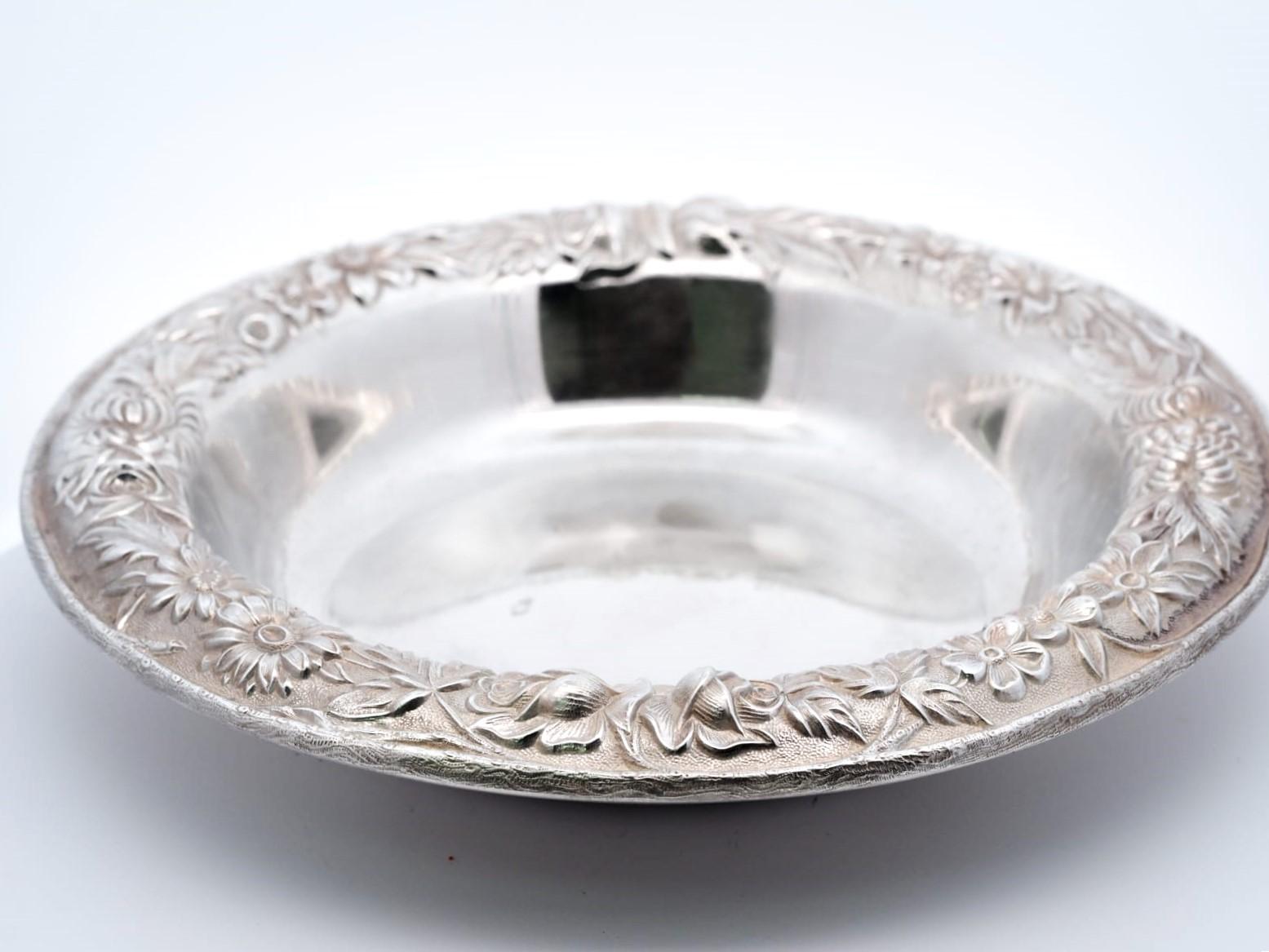 This elegant bon bon bowl from S. Kirk & Son features the intricate Repousse pattern, crafted from high-quality Sterling Silver (.925). With a weight of 5.9 oz (168g), this antique piece from the early 20th century is perfect for collectors of fine