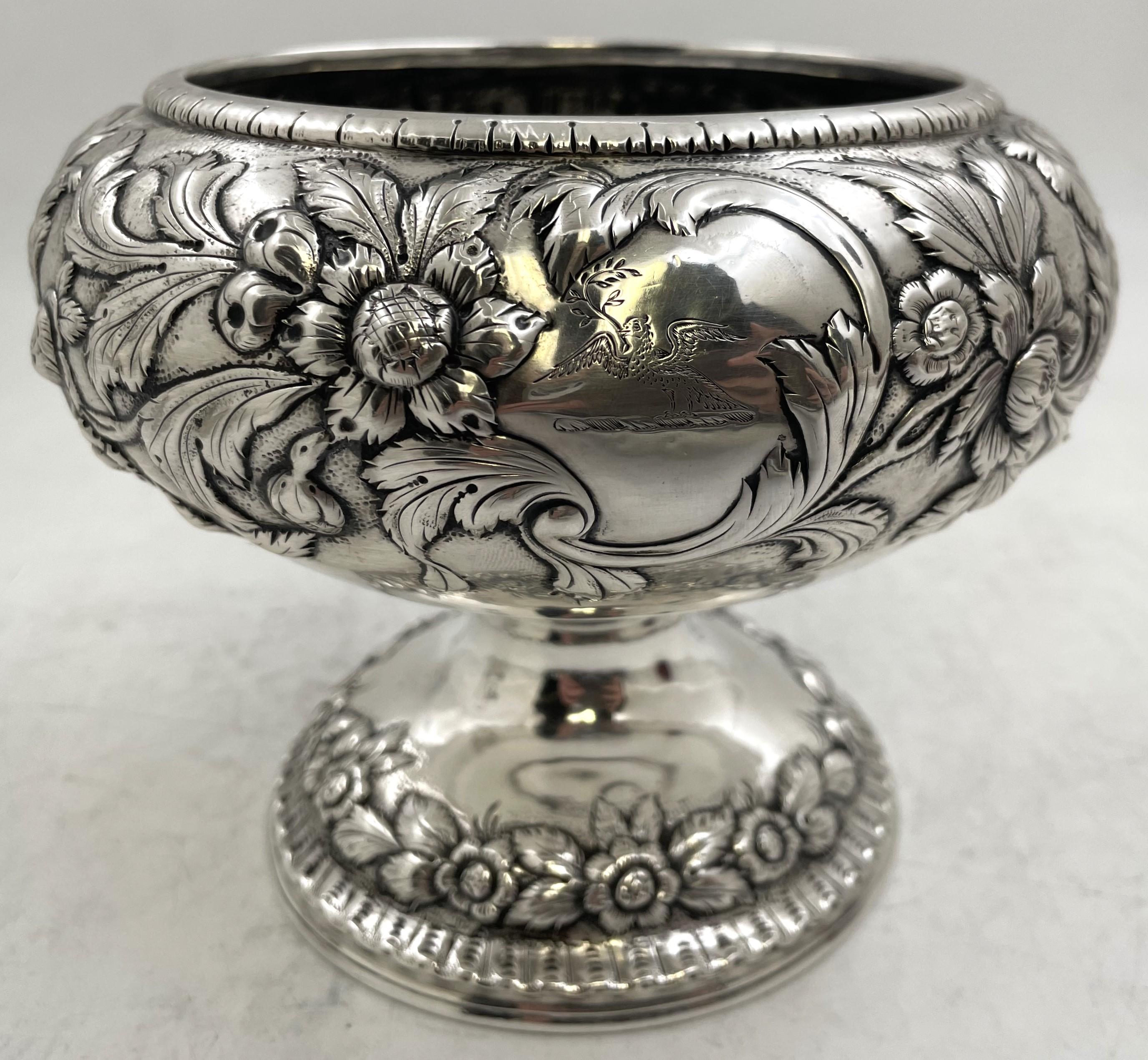S. Kirk & Son, rara ciotola in argento sterling con piede in repousse con paesaggi di castelli e motivi naturali, realizzata tra il 1846 e il 1861. Il paesaggio del castello su argento Kirk è raro e desiderabile. Misura 5 1/3'' di altezza per 6