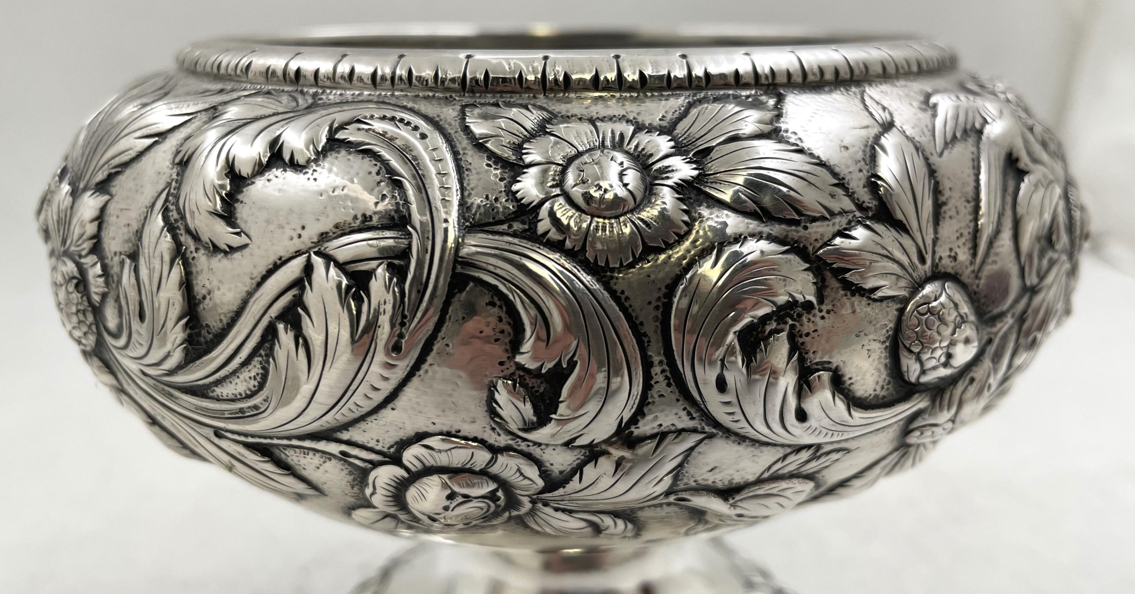 XIX secolo S. Kirk & Son - Ciotola con piede in argento sterling con paesaggio repousse del 1846-61 in vendita
