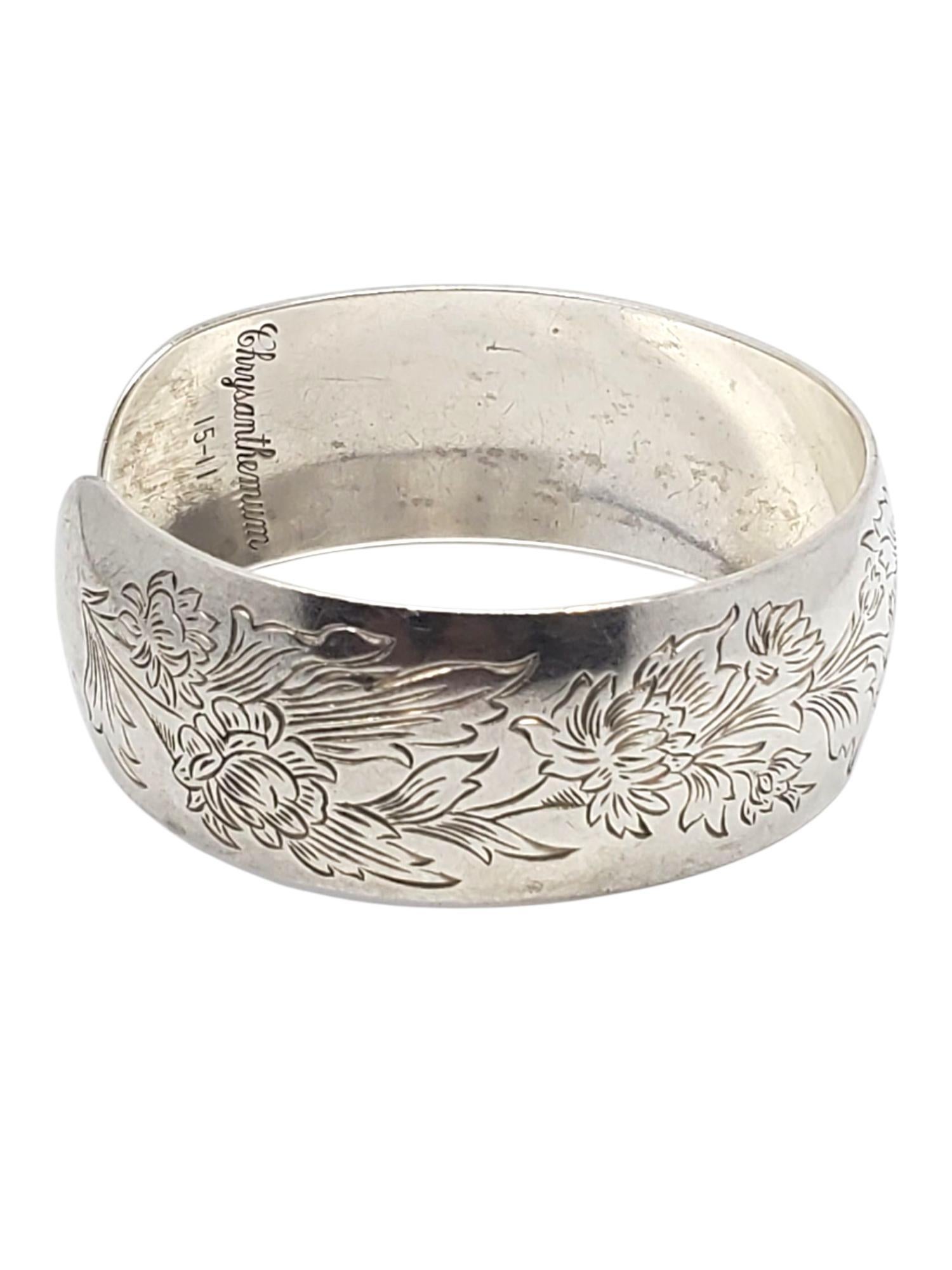 S. Kirk & Son Argent Sterling Chrysanthème -

Ce bracelet manchette vintage de S. Kirk & Son présente un motif floral de chrysanthème repoussé en argent sterling classique.

Taille : 7