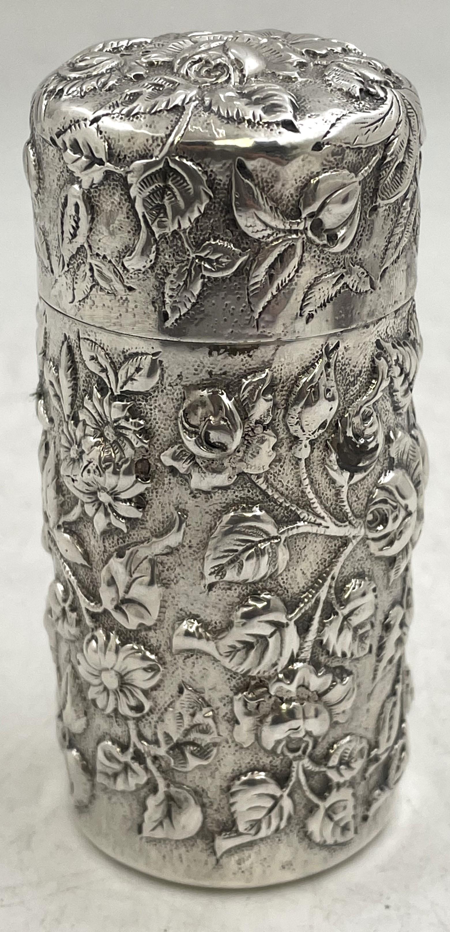 S. Kirk & Son & Co. in argento sterling con motivo repousse, ornato da motivi floreali e naturali, realizzato tra il 1903 e il 1907. Misura 4'' di altezza per 1 3/4'' di diametro alla base e reca marchi e un monogramma alla base, come mostrato.