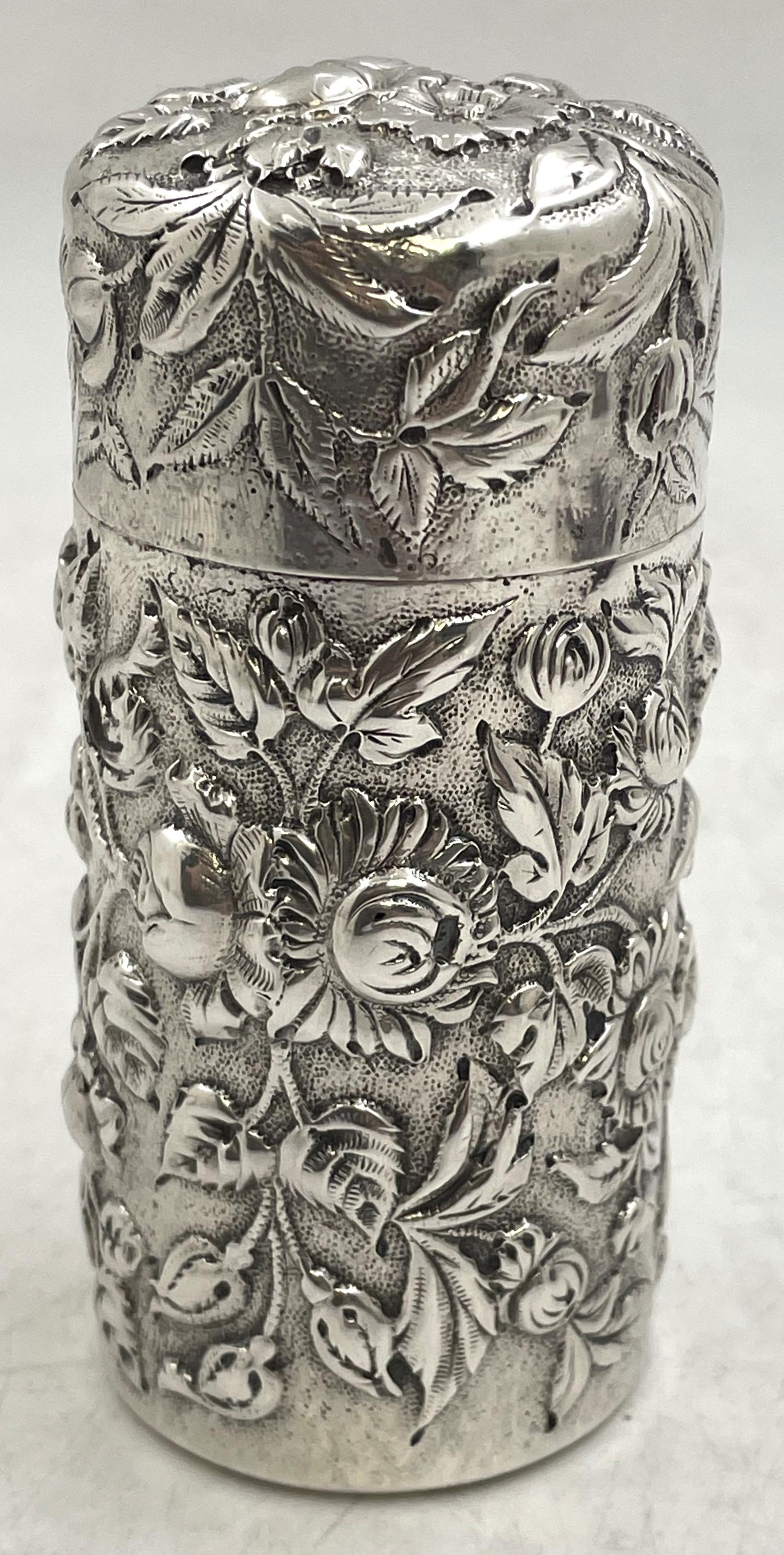 Americano S. Kirk & Son - Scatola per le spezie Besamim in argento sterling e repousse del 1903-1907 in vendita