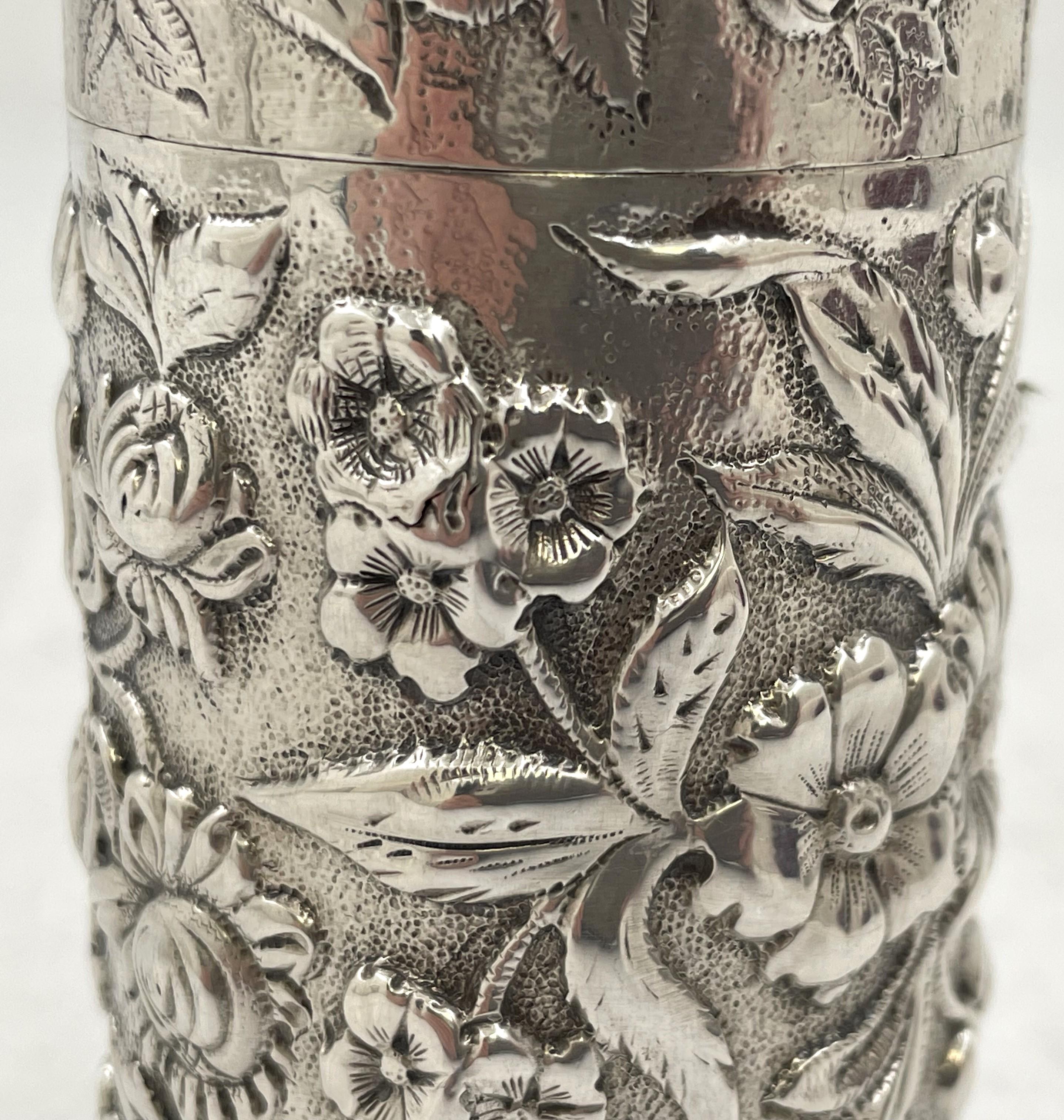 Inizio XX secolo S. Kirk & Son - Scatola per le spezie Besamim in argento sterling e repousse del 1903-1907 in vendita