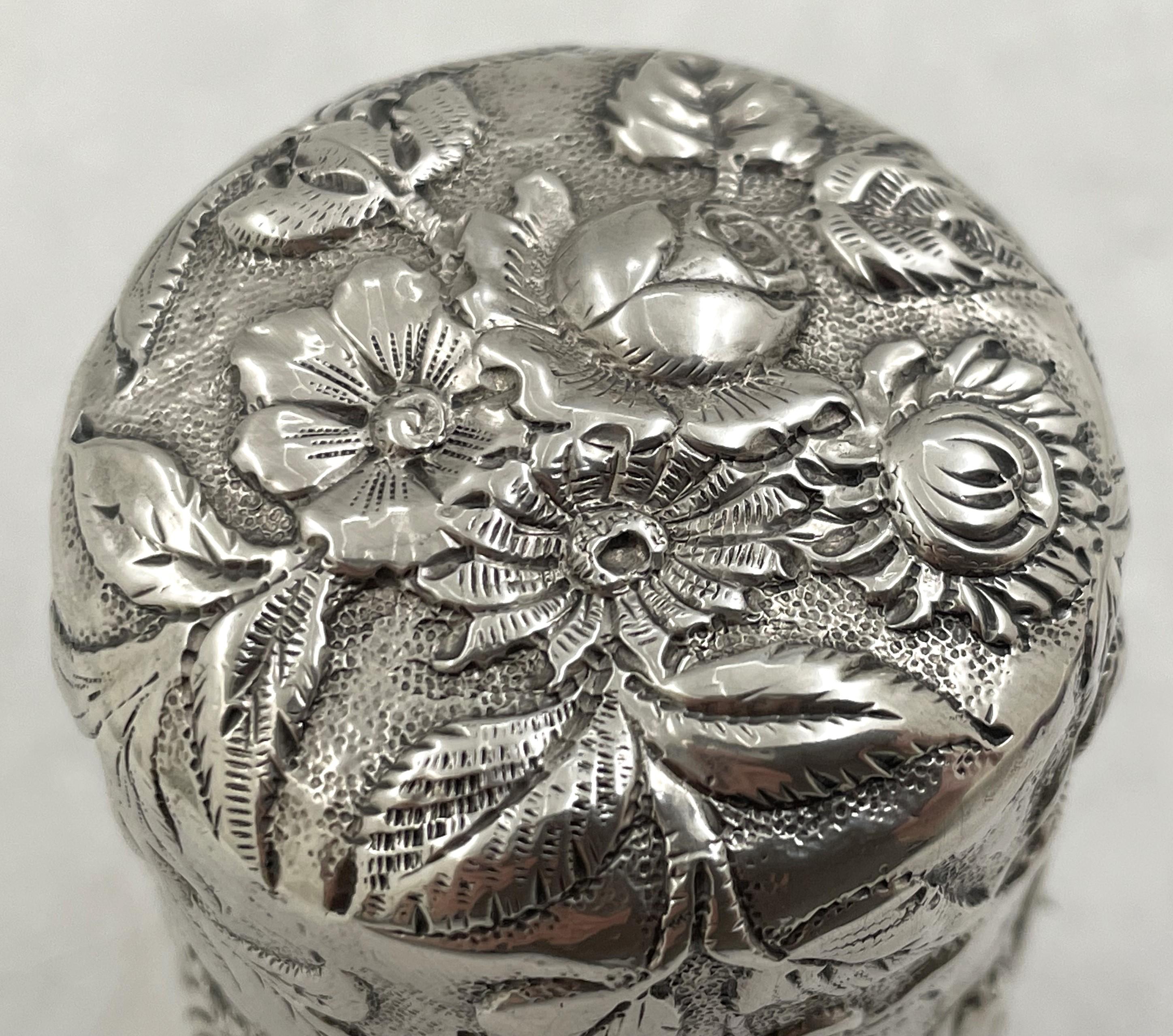Argento S. Kirk & Son - Scatola per le spezie Besamim in argento sterling e repousse del 1903-1907 in vendita