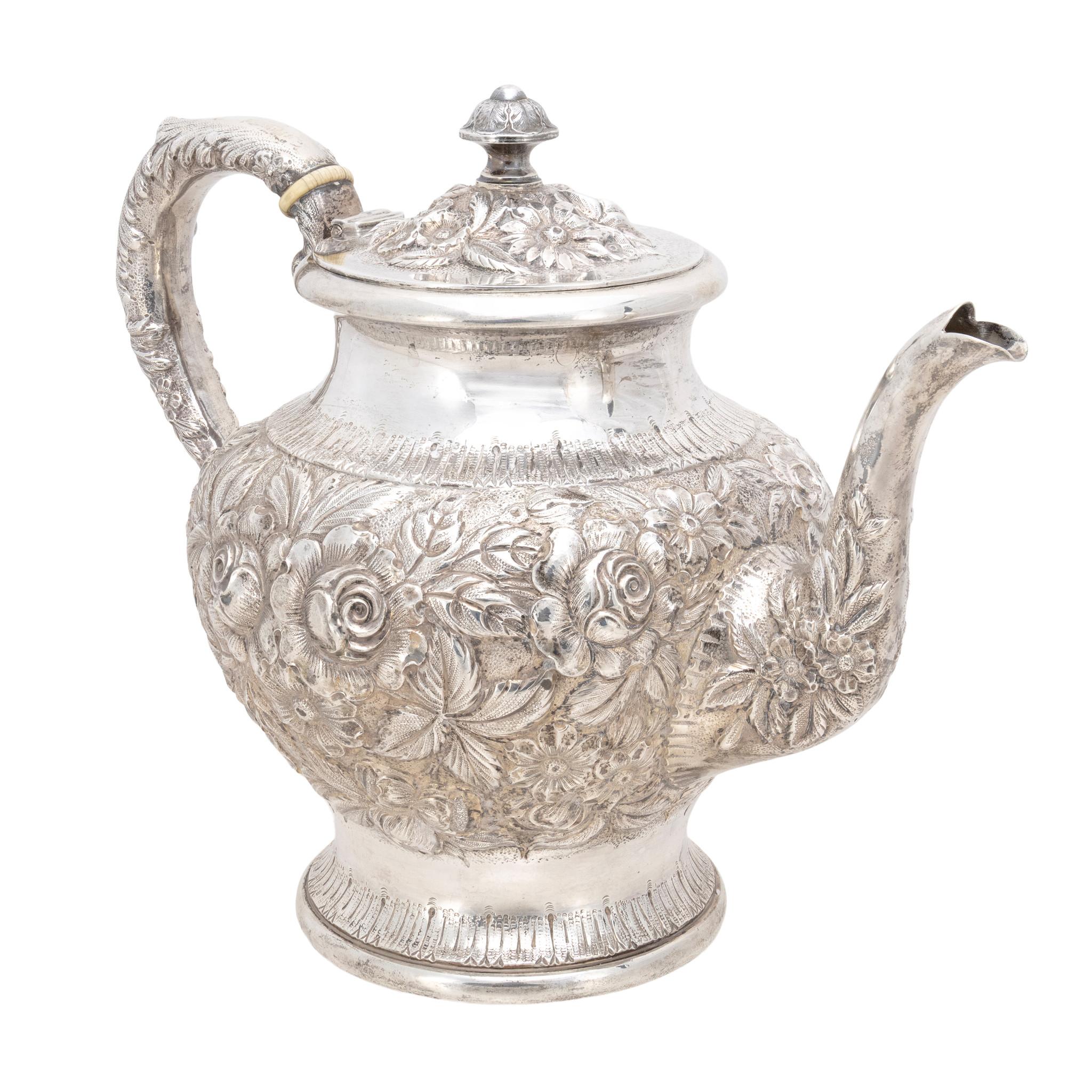 S. Kirk & Son passende antike Sterling Silber Kaffee und Teekanne in einer floralen Repousse Design. Auf der Unterseite steht 