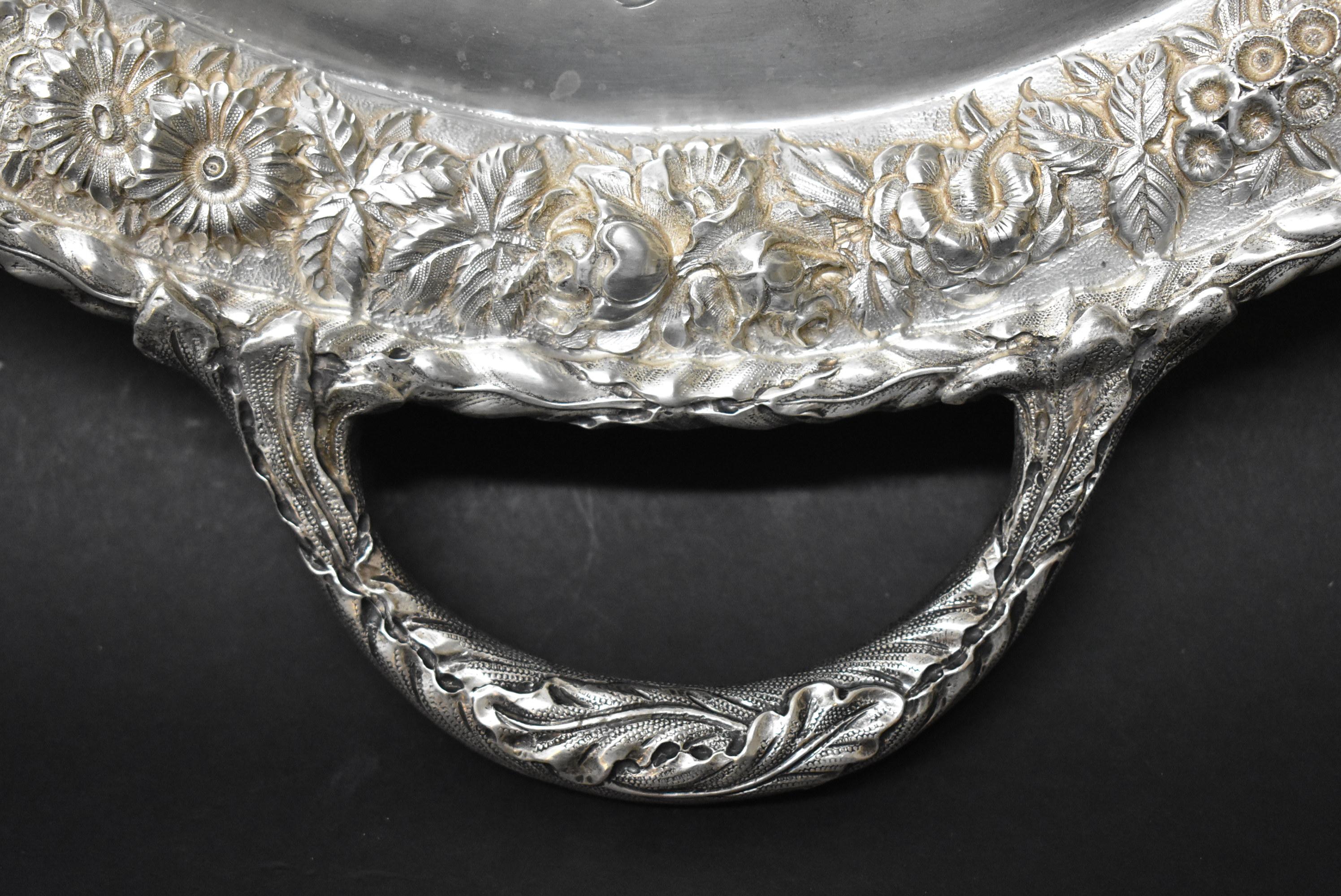 S. Kirk & Sons, plat/plateau de service en argent sterling ciselé et décoré à la main. Le bord est orné de détails floraux croustillants. Plateau de présentation offert en 1937 à N.W. Phelps, pour 40 ans de bons et loyaux services à la First