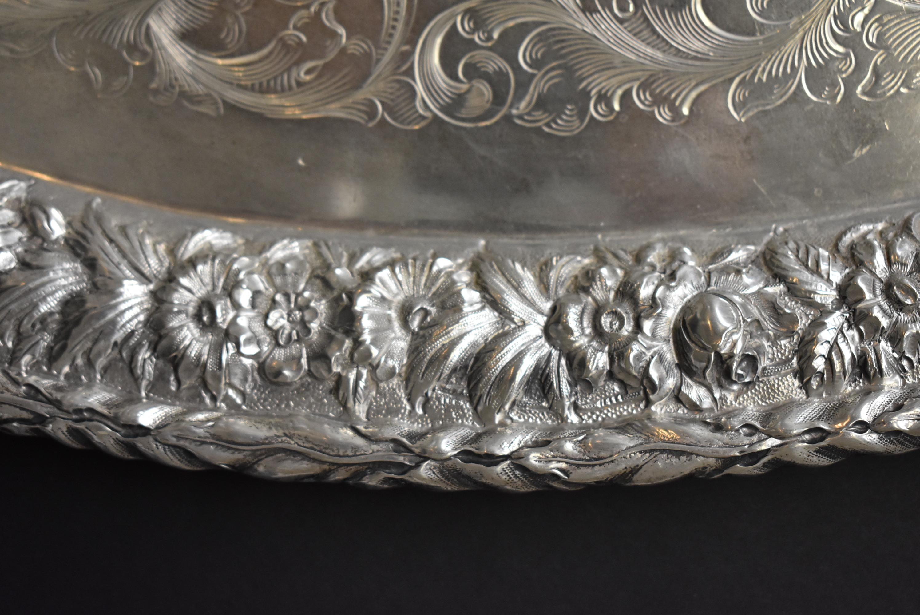 Victorien Plateau plateau en argent sterling repoussé S. Kirk & Sons Inc n°124, 28 po en vente