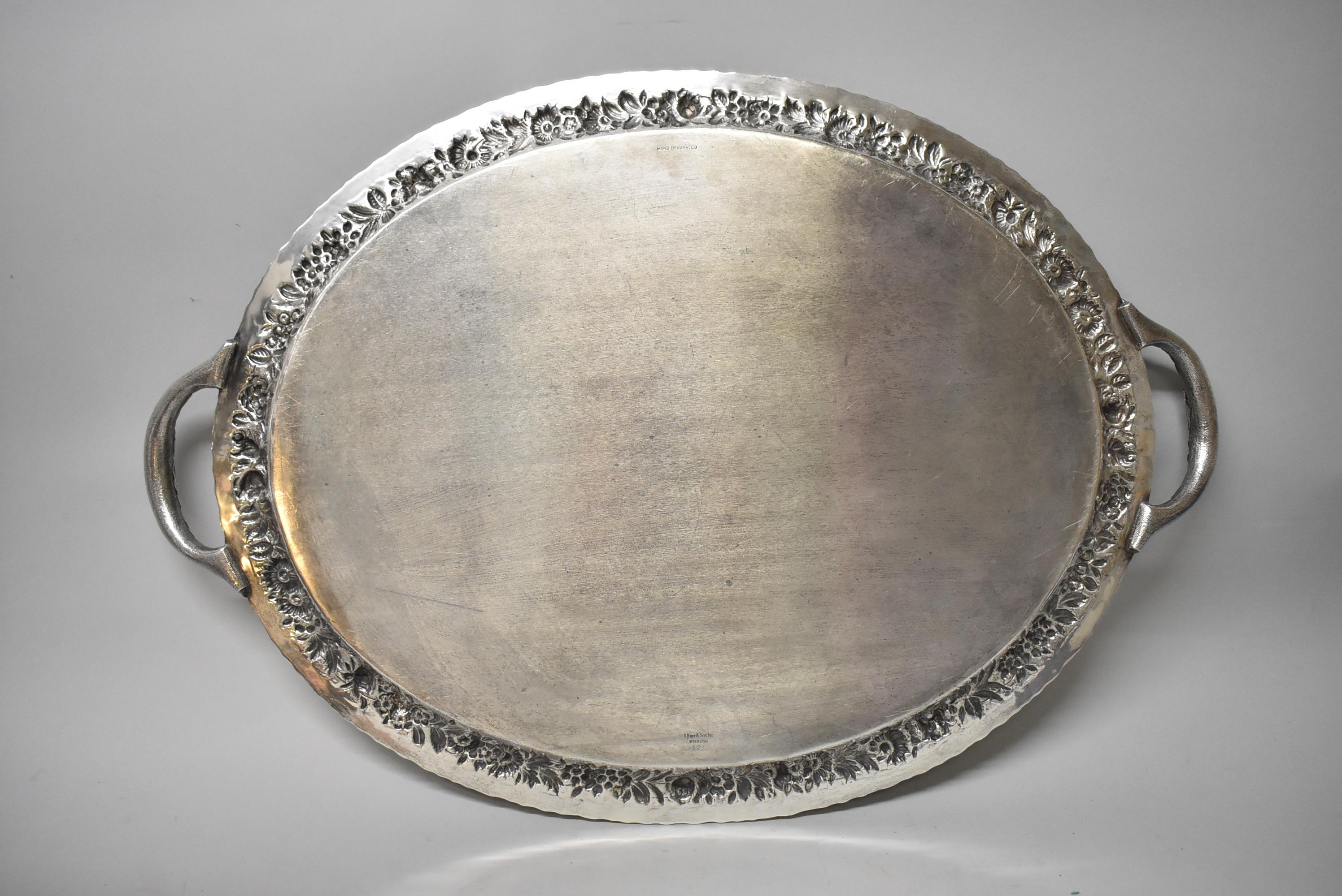 Plateau plateau en argent sterling repoussé S. Kirk & Sons Inc n°124, 28 po Bon état - En vente à Toledo, OH