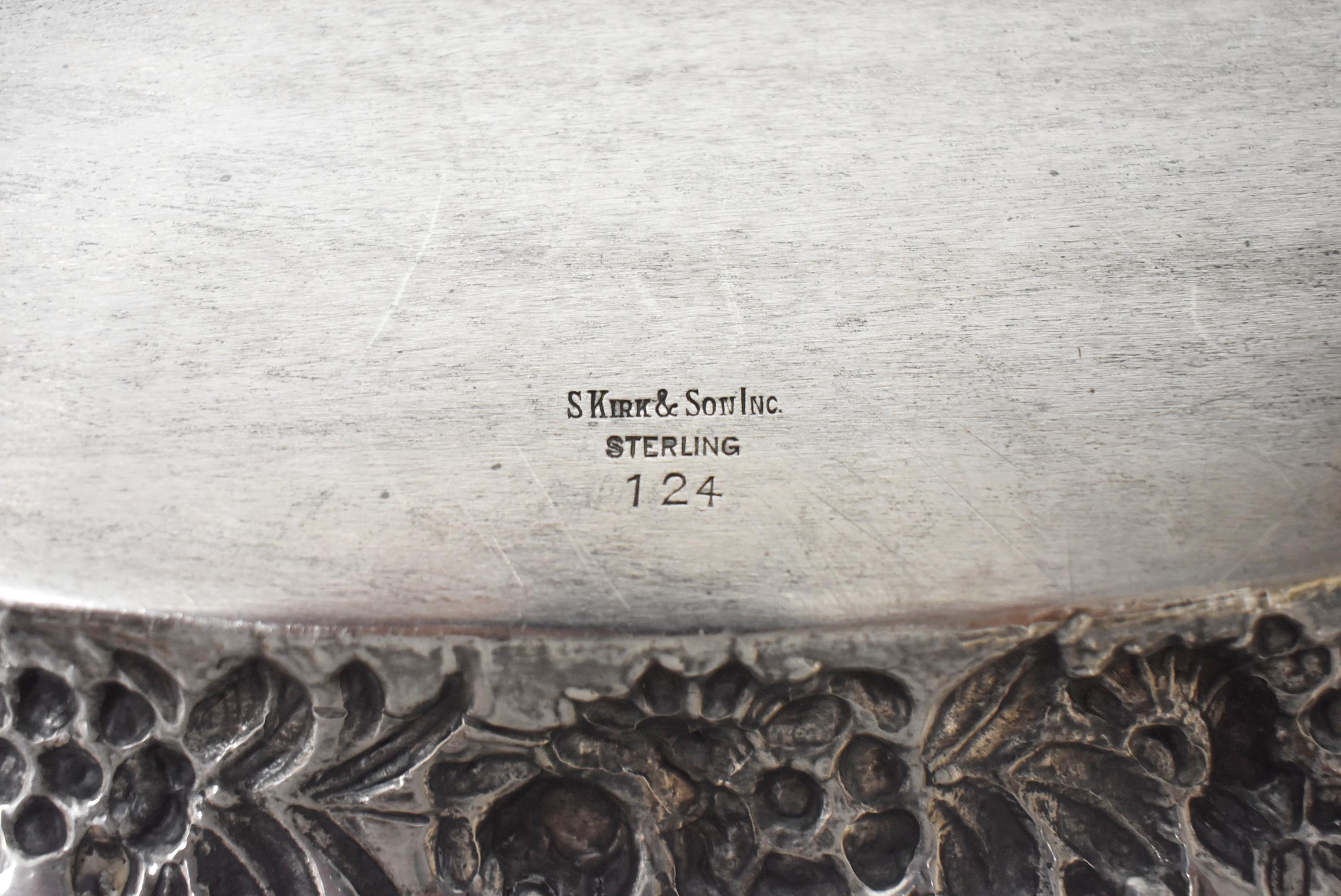 XIXe siècle Plateau plateau en argent sterling repoussé S. Kirk & Sons Inc n°124, 28 po en vente