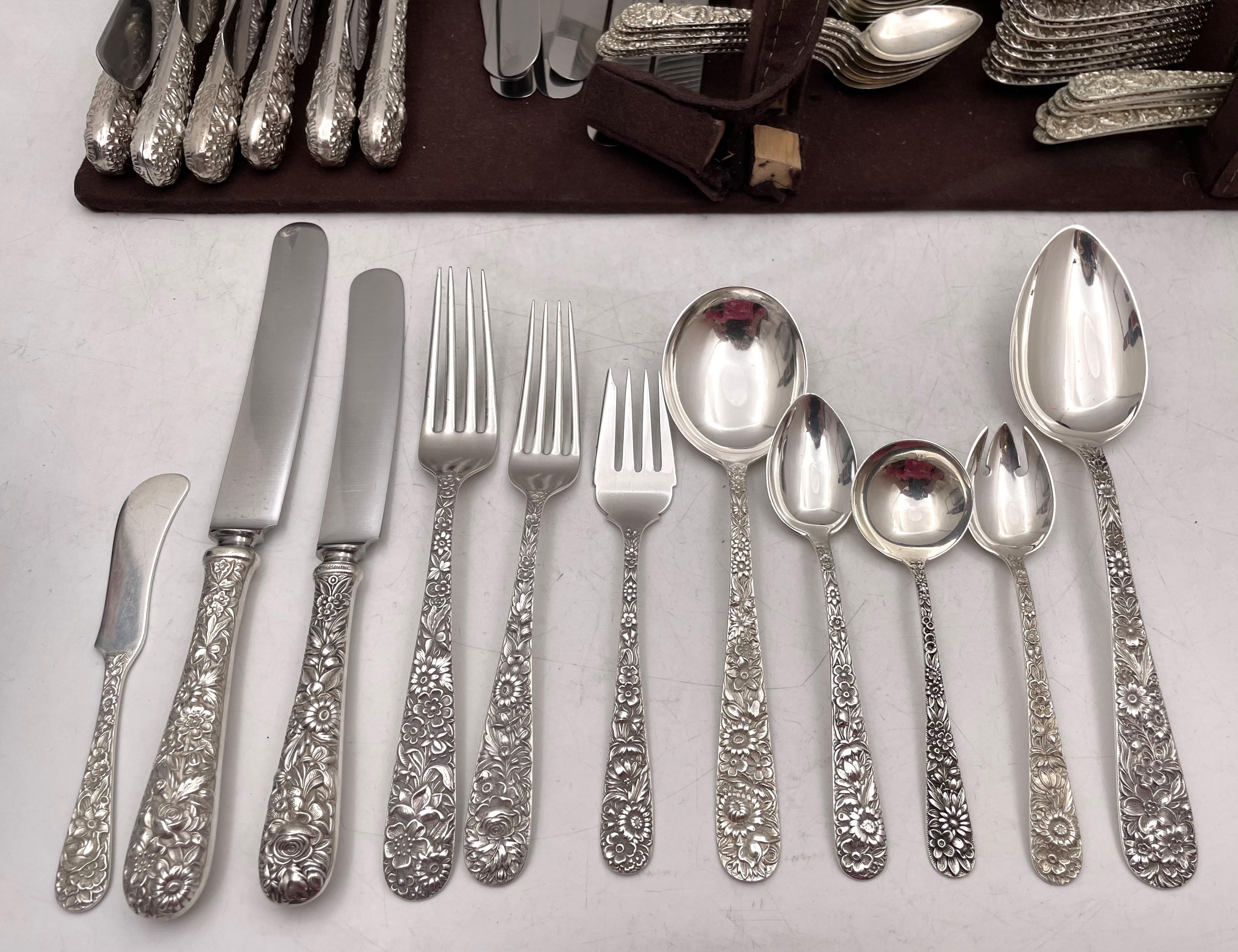Rare S. Kirk & Sons old sterling silver flatware set in Repousse pattern, beautifully adorned with floral motifs, from the 19th century, consisting of: 

- 12 dinner knives with old French stainless steel blades measuring 9 1/4'' in length 

- 8