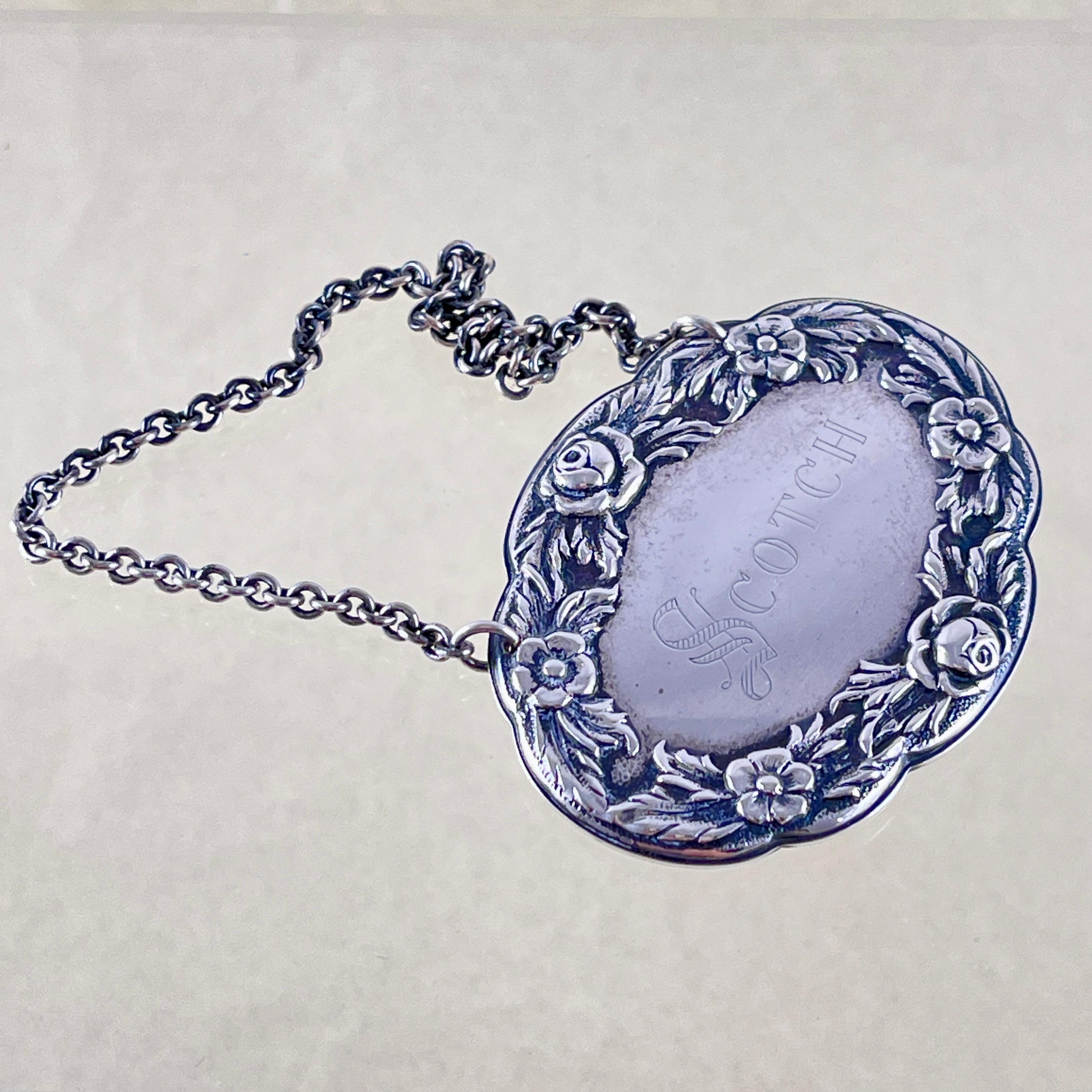 S. Kirk & Sons Etiqueta de plata de ley para collar de licor, grabado escocés - Década de 1860 en Bueno estado para la venta en Philadelphia, PA