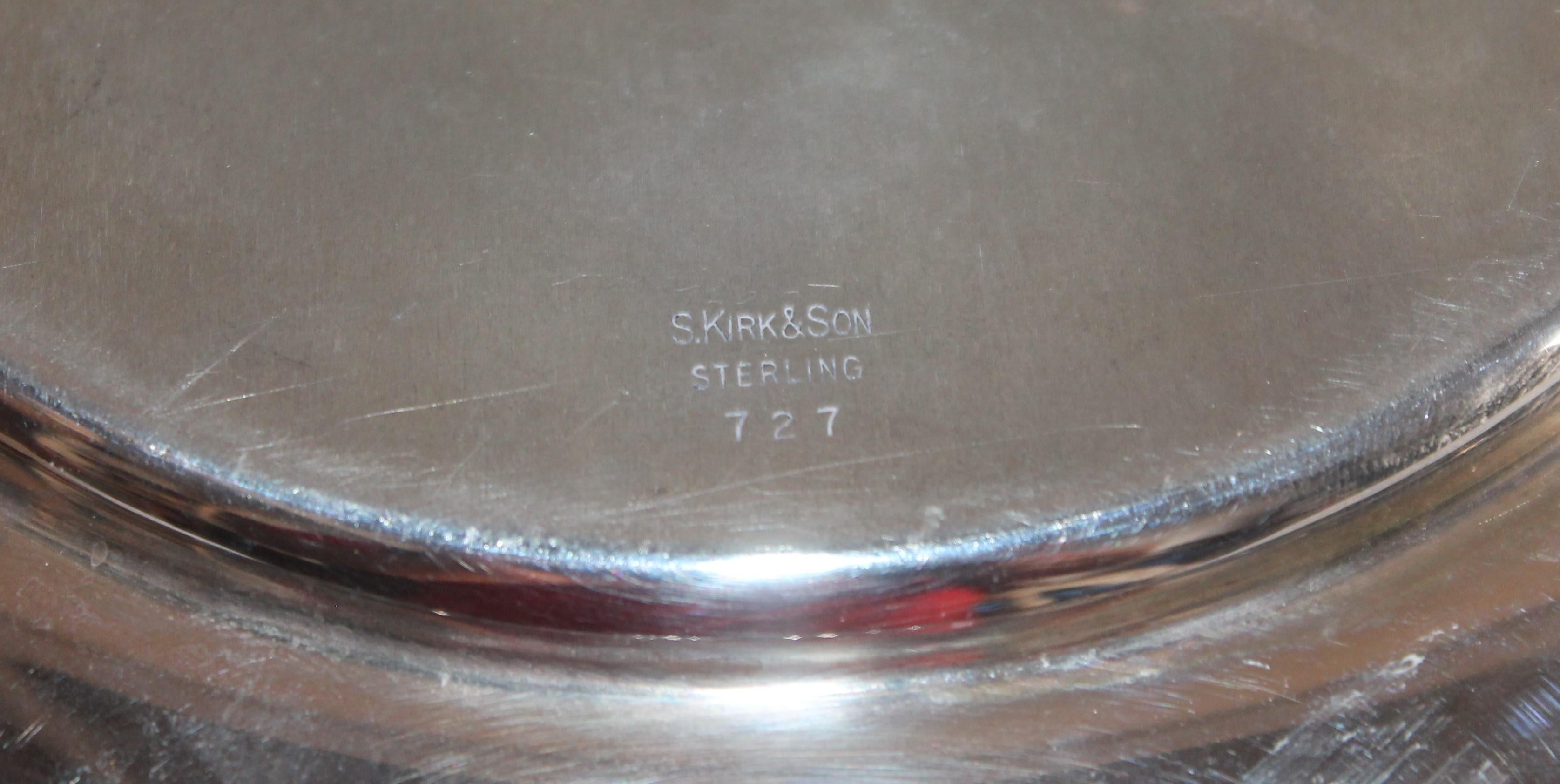S. Kirk & Sons Sterlingsilber-Repose-Platte (Handgefertigt) im Angebot