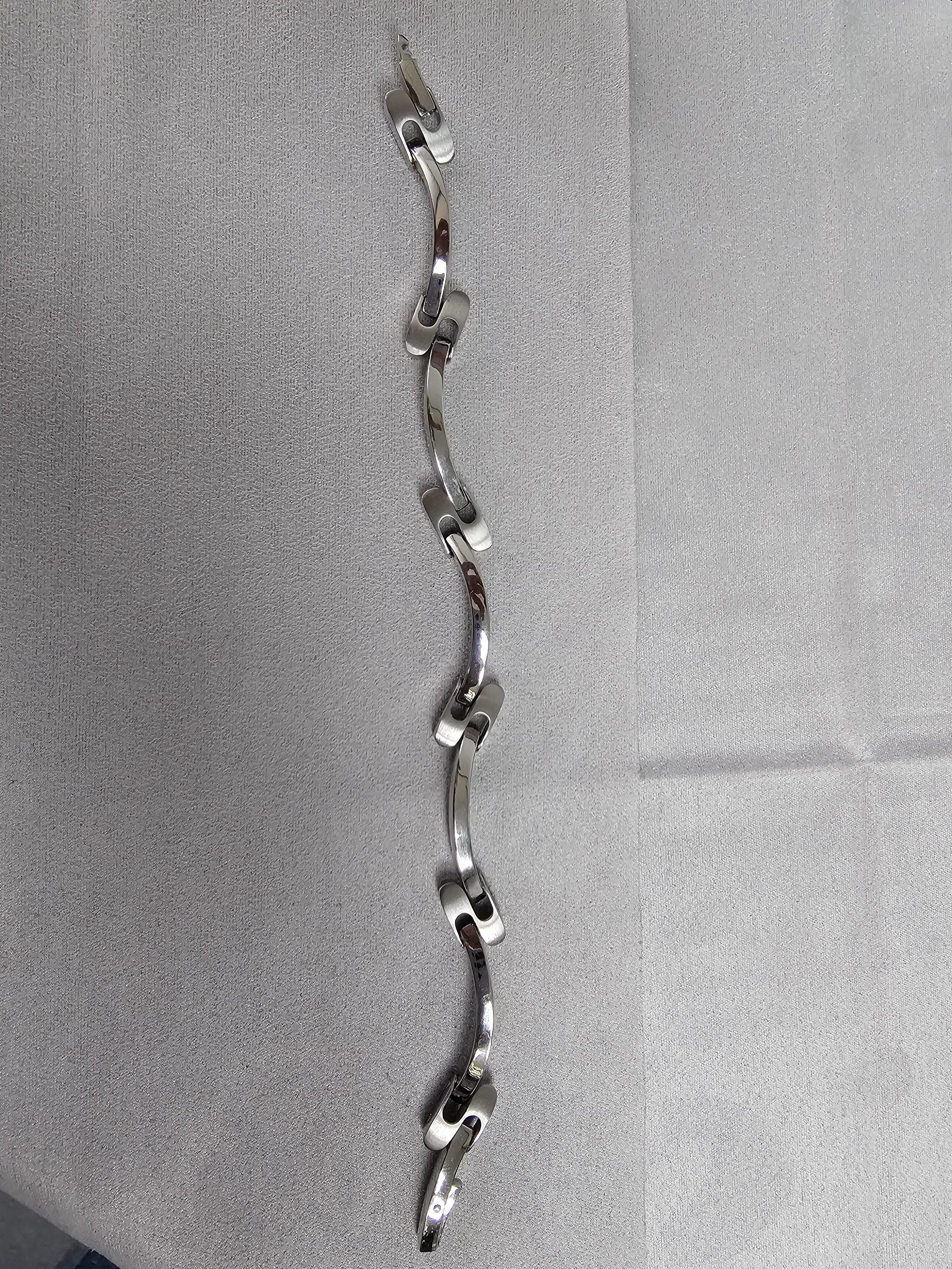 S Link Wave Link Bracelet 14k White Gold In New Condition For Sale In Sugar Land, TX