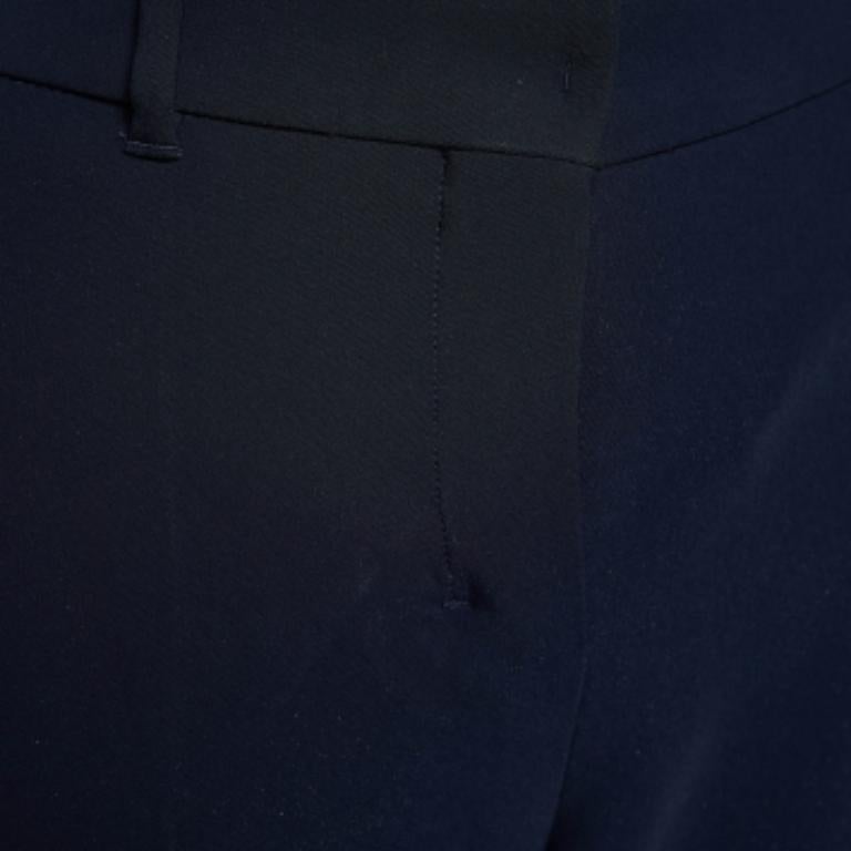 These super-chic trousers from S' Max Mara strike the perfect balance between comfort and style. The dark blue pair has been made from fine materials into a regular fit. Great for daily formal wear!