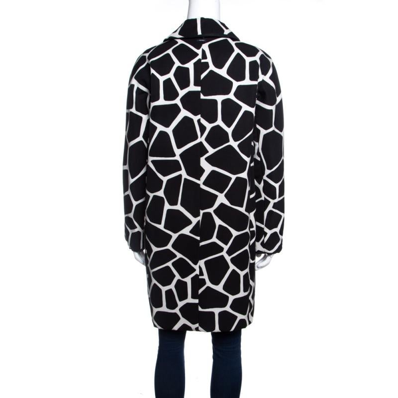 Add this 'S Max Mara coat to your collection for staying stylish and fashion-forward. Flaunting a monochrome print, this can be worn for both day and evening look. Designed in a durable cotton blend, this coat features concealed buttoned closure,