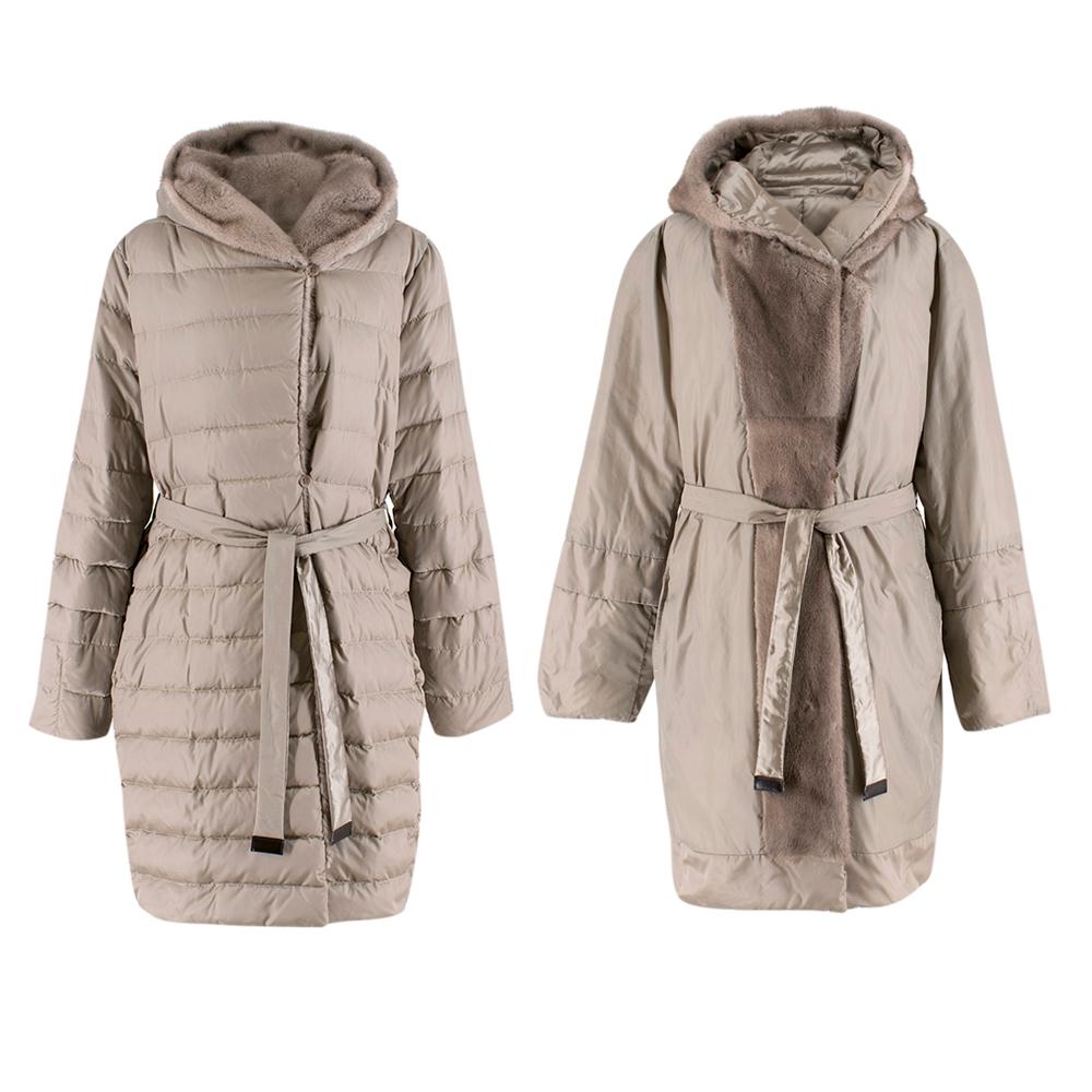 S' Max Mara Reversible Silver Grey Padded Coat with Mink Hood and Trim

- padded silver coat
- lightweight 
- reversible
- mink hood and trim 
- belt and button fastening
- slip pockets 

Please note, these items are pre-owned and may show some