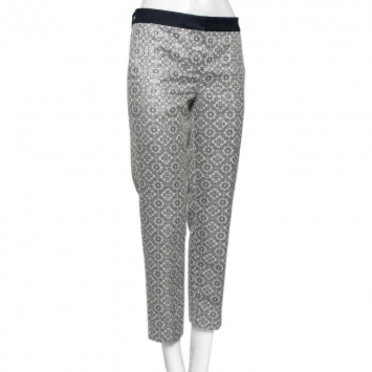 Update your wardrobe with these stunning trousers from the 'S Max Mara. They are stitched using silver floral-patterned brocade fabric into a tapered-leg fit. They have buttoned closure and two external pockets. These classy trousers are the perfect
