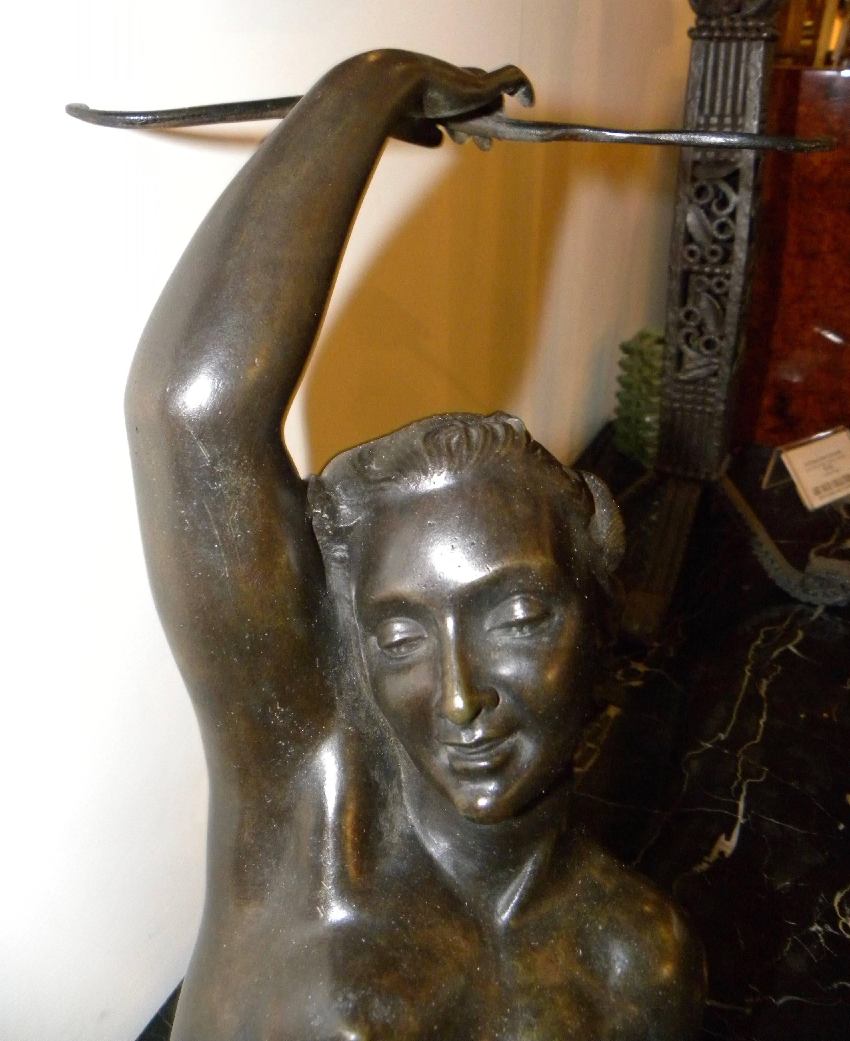 Eine liegende Akt-Bronzeskulptur von Salvatore Melani aus der Zeit des Art déco, die am Ende seiner Karriere entstand, die in den frühen 1920er Jahren begann und 1934 im Alter von 32 Jahren endete. Die heitere und sinnliche Pose wird durch ihre