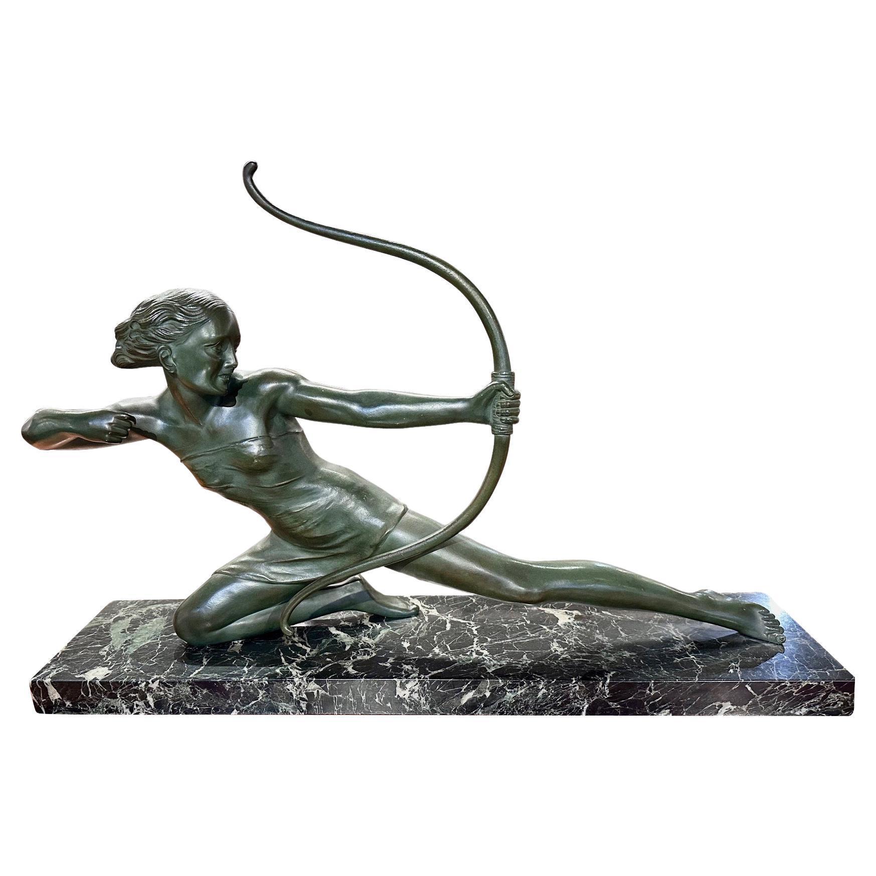 Französische Art Deco Diana die Jägerin Bronze von S. Melanie 1930er Jahre, hergestellt in den 1930er Jahren, steht als ein Zeugnis für die künstlerische Brillanz der Epoche. Diese außergewöhnliche Skulptur strahlt durch ihre Größe, ihr Gewicht und
