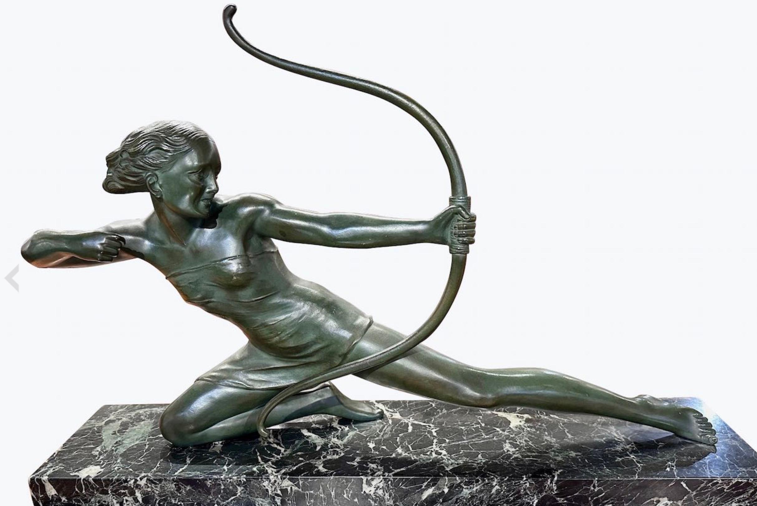 Französische Art Deco Diana die Jägerin Bronze von S. Melanie 1930er Jahre, hergestellt in den 1930er Jahren, steht als ein Zeugnis für die künstlerische Brillanz der Epoche. Diese außergewöhnliche Skulptur strahlt durch ihre Größe, ihr Gewicht und